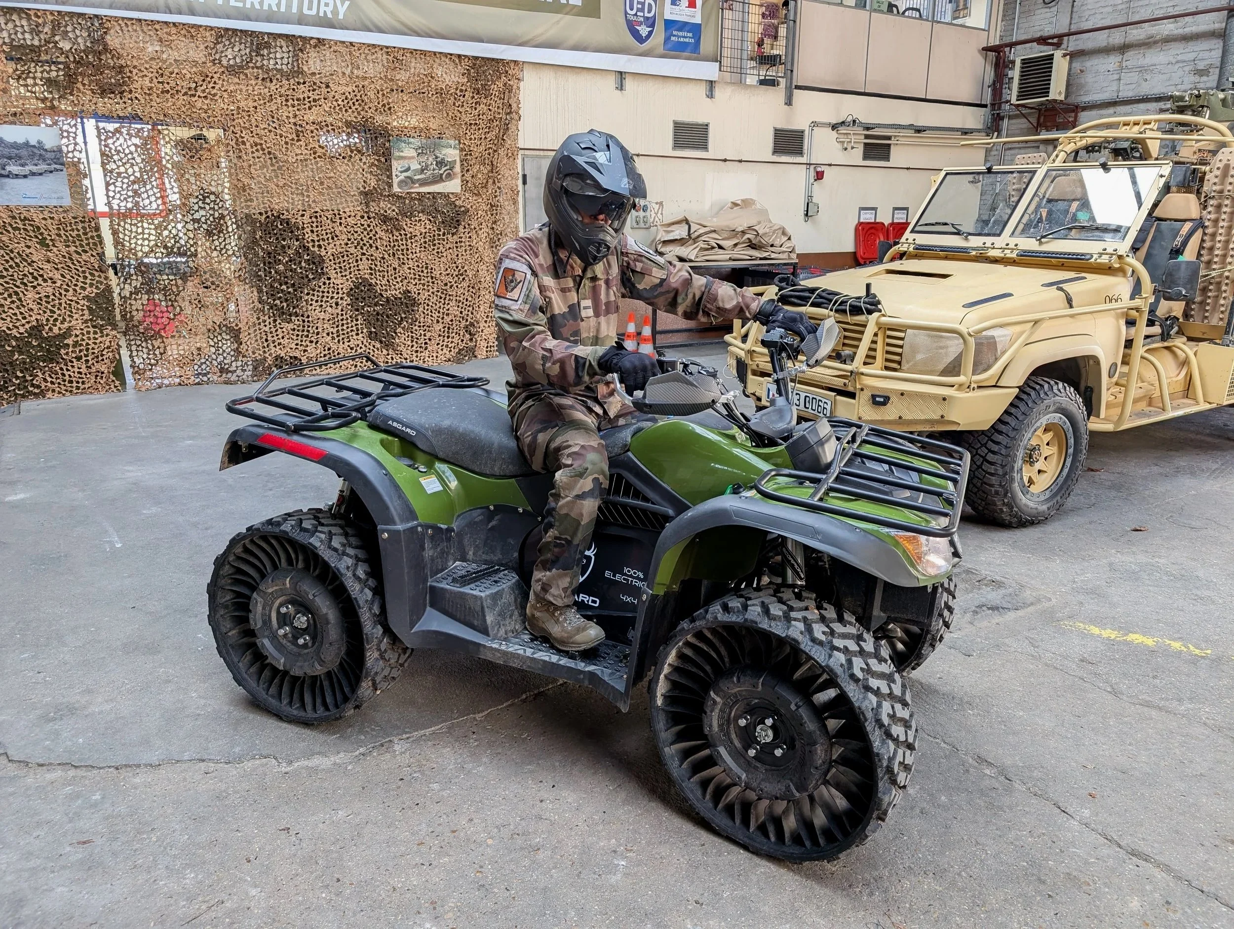 Un soldat de l'armée française qui essaye le quad électrique d'Asgard Motors avant de le tester en conditions réelles.