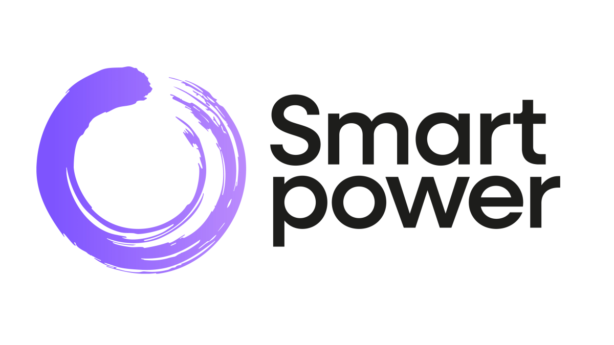 Logo de Smart Power avec un cercle violet peint à la main et le texte noir 'Smart Power' à côté.