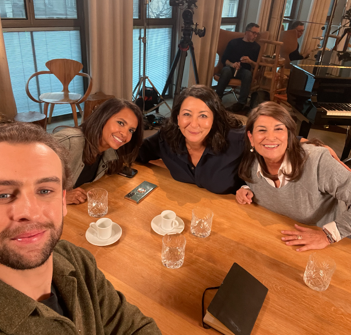 Antoine Geraud aux côtés de Karine Le Marchand, dans les coulisses du tournage pour M6