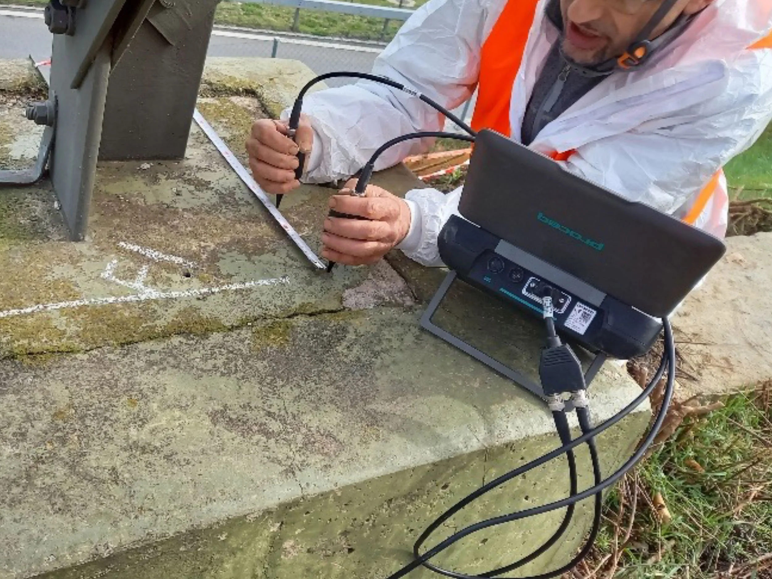 PUNDIT 200 ultrasonic pulse velocity (UPV) deviceAssessment of concrete strength and homogeneity and measurement of crack depth.