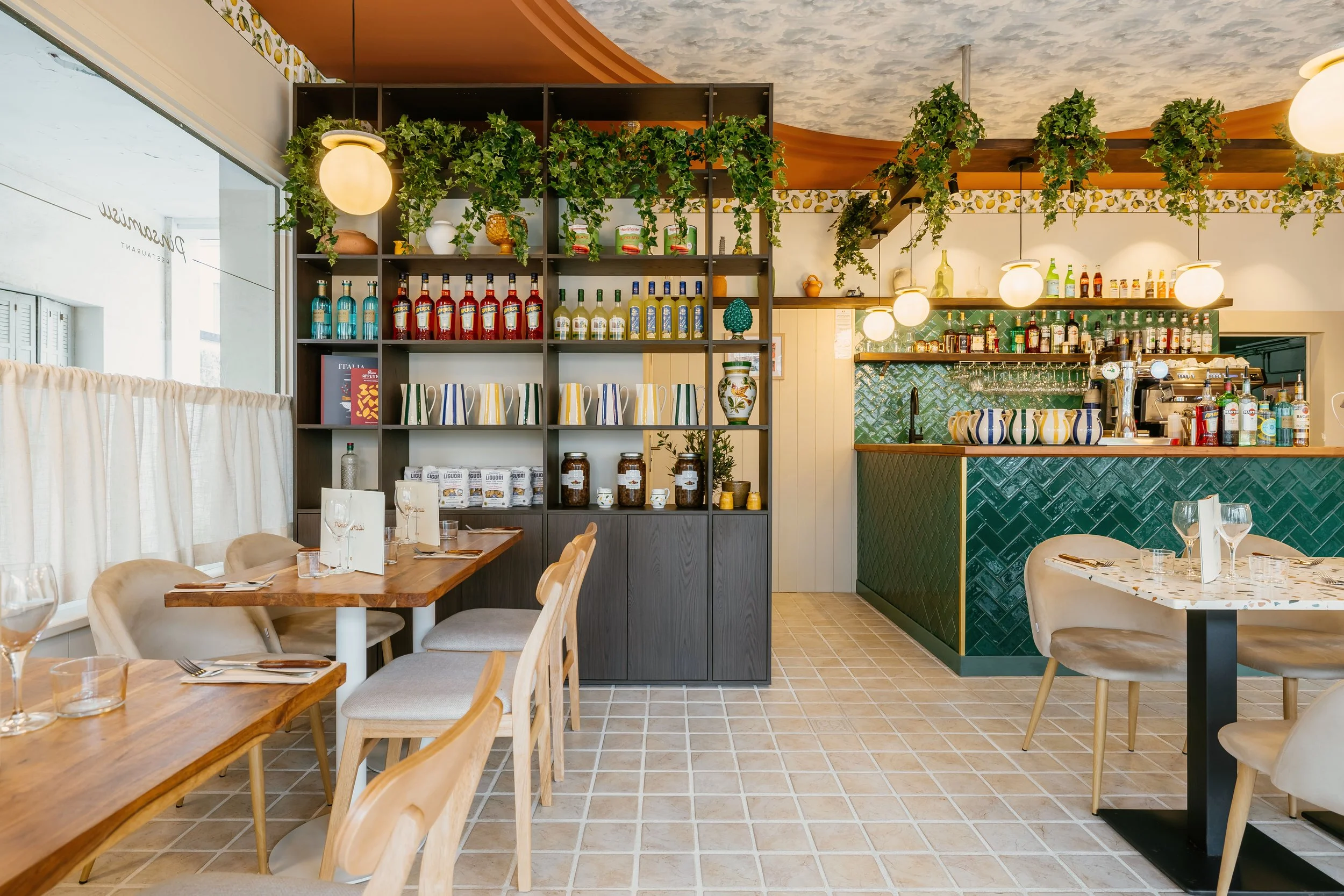 Salle de restaurant lumineux avec plafond papier en nuage, bar en carrelage vert émeraude