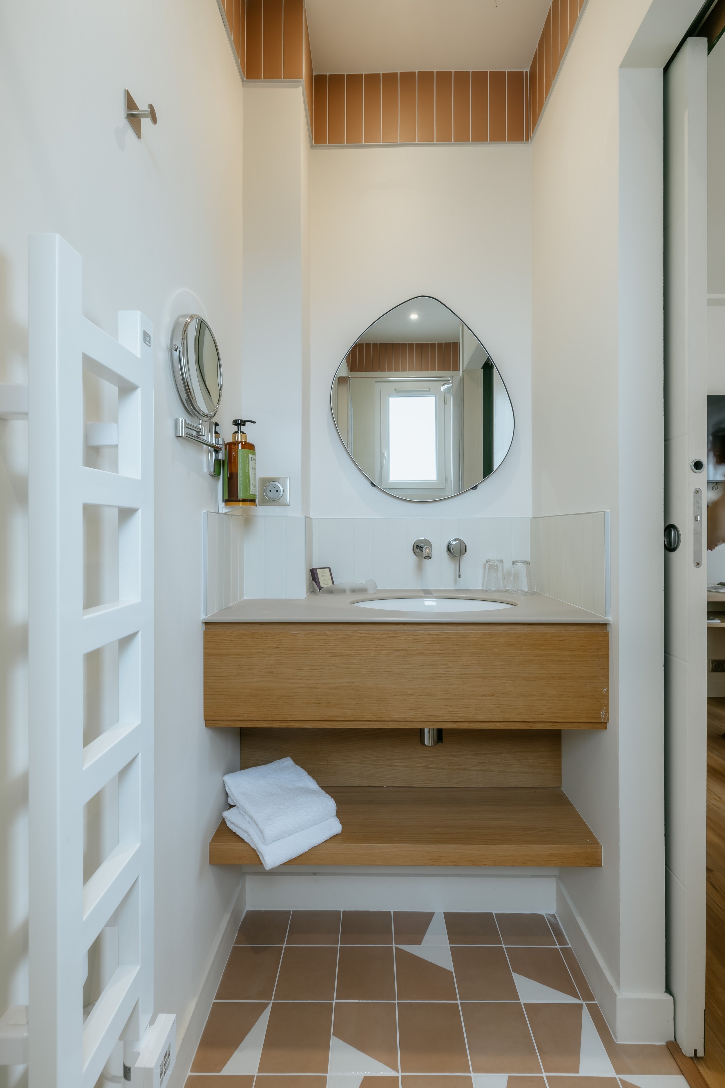 Salle de douche avec meuble vasque sur mesure en bois