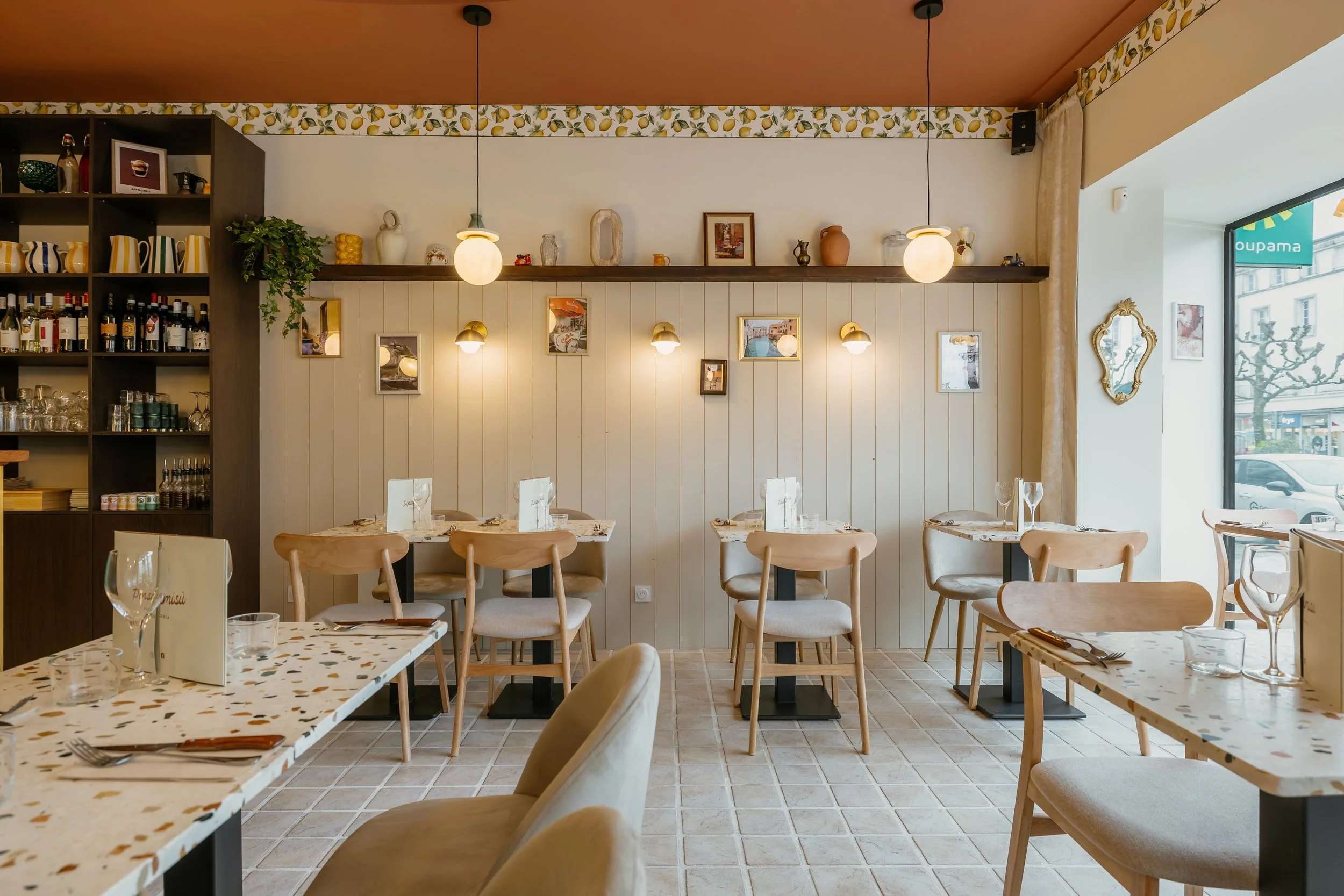 Intérieur chaleureux du restaurant italien Pinsamisu avec décoration moderne, tables élégantes, ambiance conviviale et espace lumineux dédié à la dégustation de pinsa romaine artisanale.