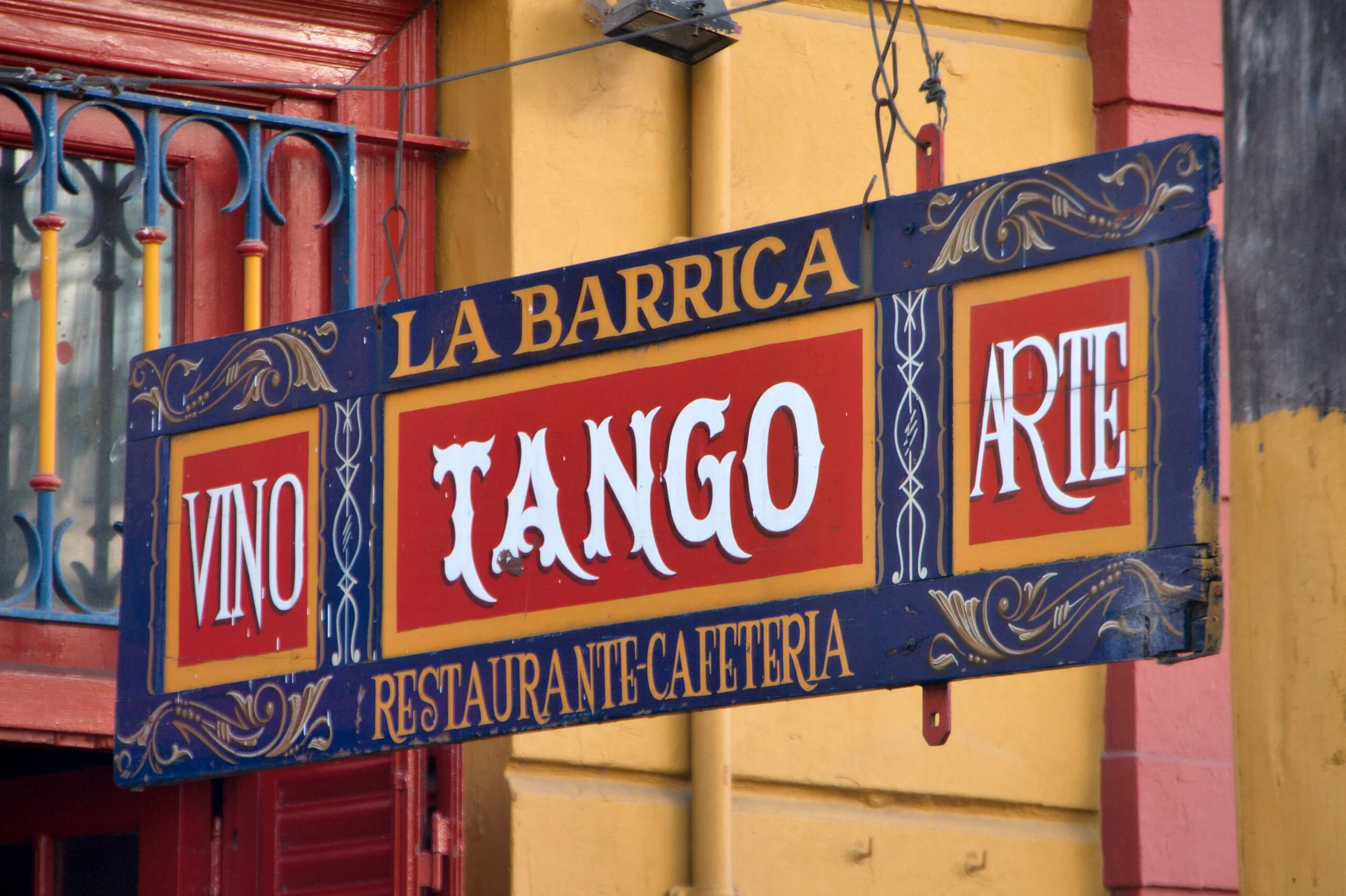 День 4-2 Wine_and_tango_in_La_Boca_(3666684393).jpg