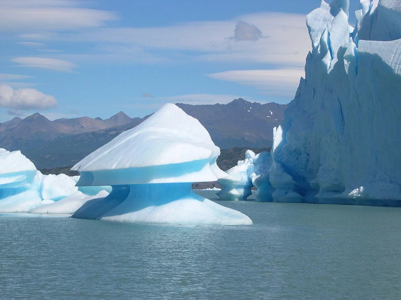 День 10-2 Upsala_glacier_near_icebergs.jpg
