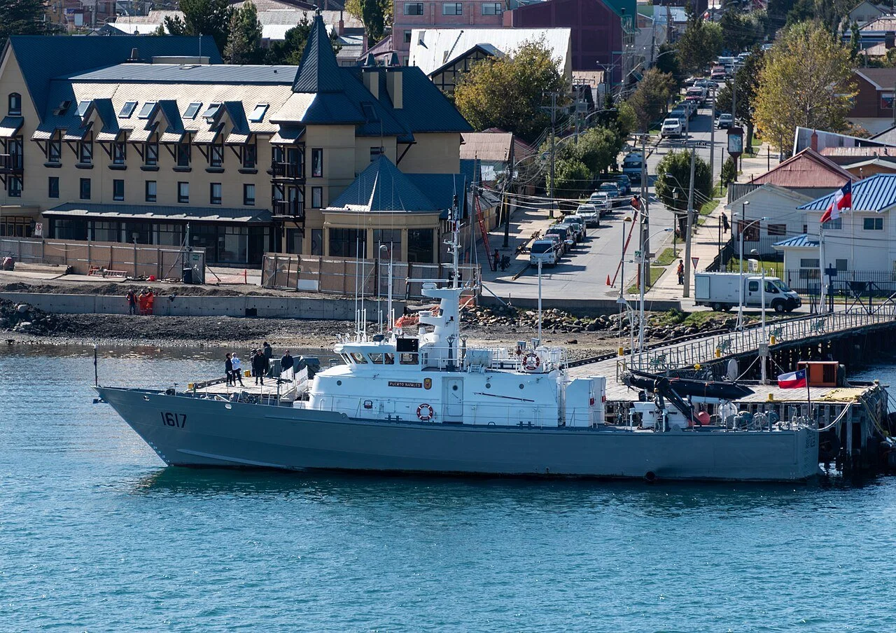 День 11-1_PUERTO_NATALES_LSG-1617_–_Puerto_Natales,_Chile.jpg