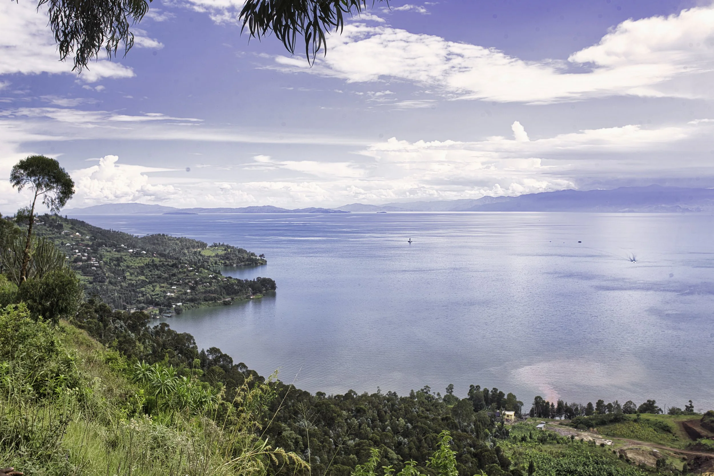 День 4 Lake_Kivu_on_top_of_Hill.jpg