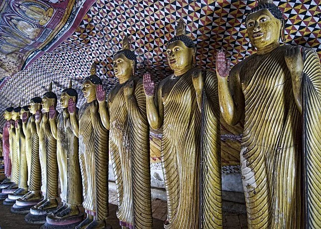 День 3 храм Дамбулла Buddha_Dambulla_6.jpg