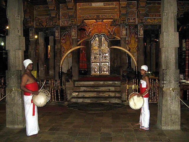 День 4 храм Temple_of_the_Tooth,_Kandy_0514.jpg
