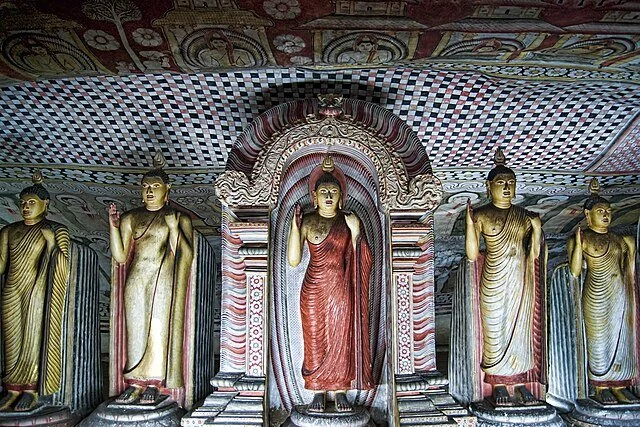 День 4 храм Дамбулла Buddha_Dambulla_4.jpg