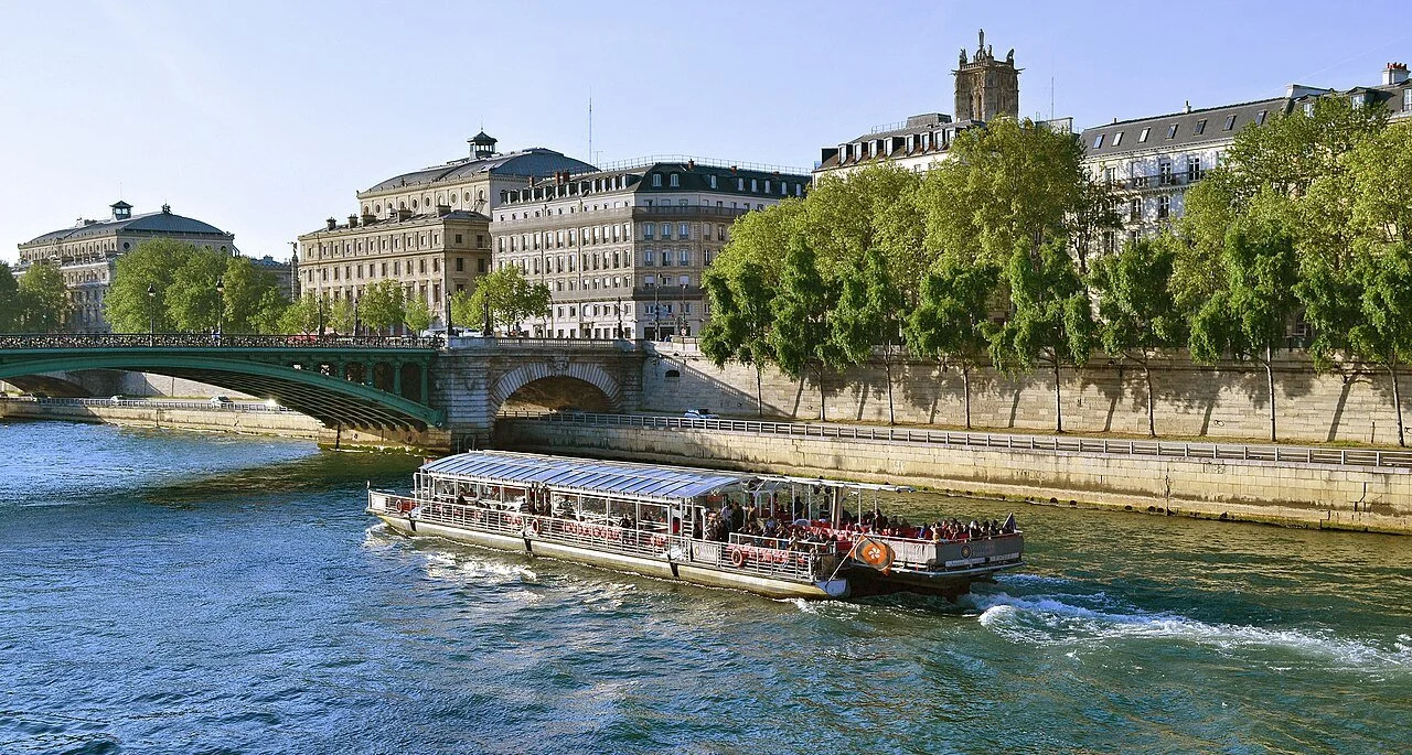 День 2-7 Bateaux_Parisiens,_Paris_15_Avril_2014.jpg