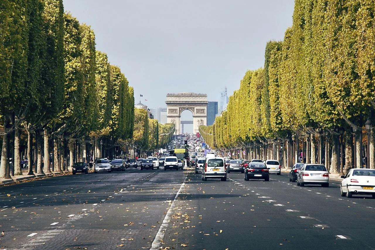 День 3-1Avenue_des_Champs-Élysées,_Paris_3_October_2010.jpg