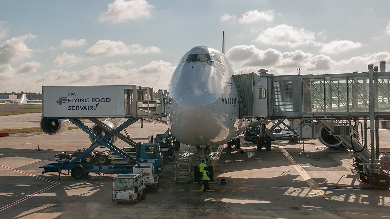 День 7-1Paris-Charles_de_Gaulle_Airport_Boeing_747.jpg