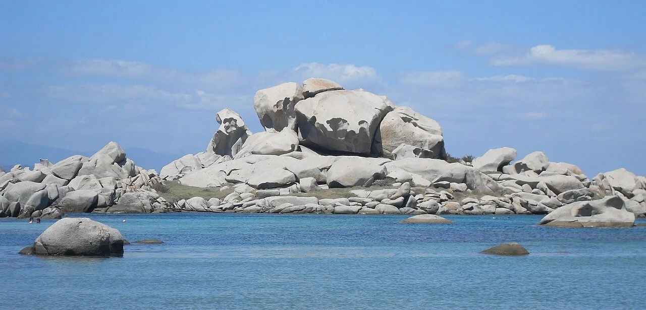 day3 -5Lavezzi_waterpool_-_panoramio_(1).jpg