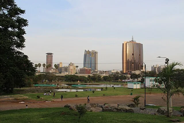 День 1 Uhuru_Park_in_Nairobi,_Kenya,_during_sunset.jpg