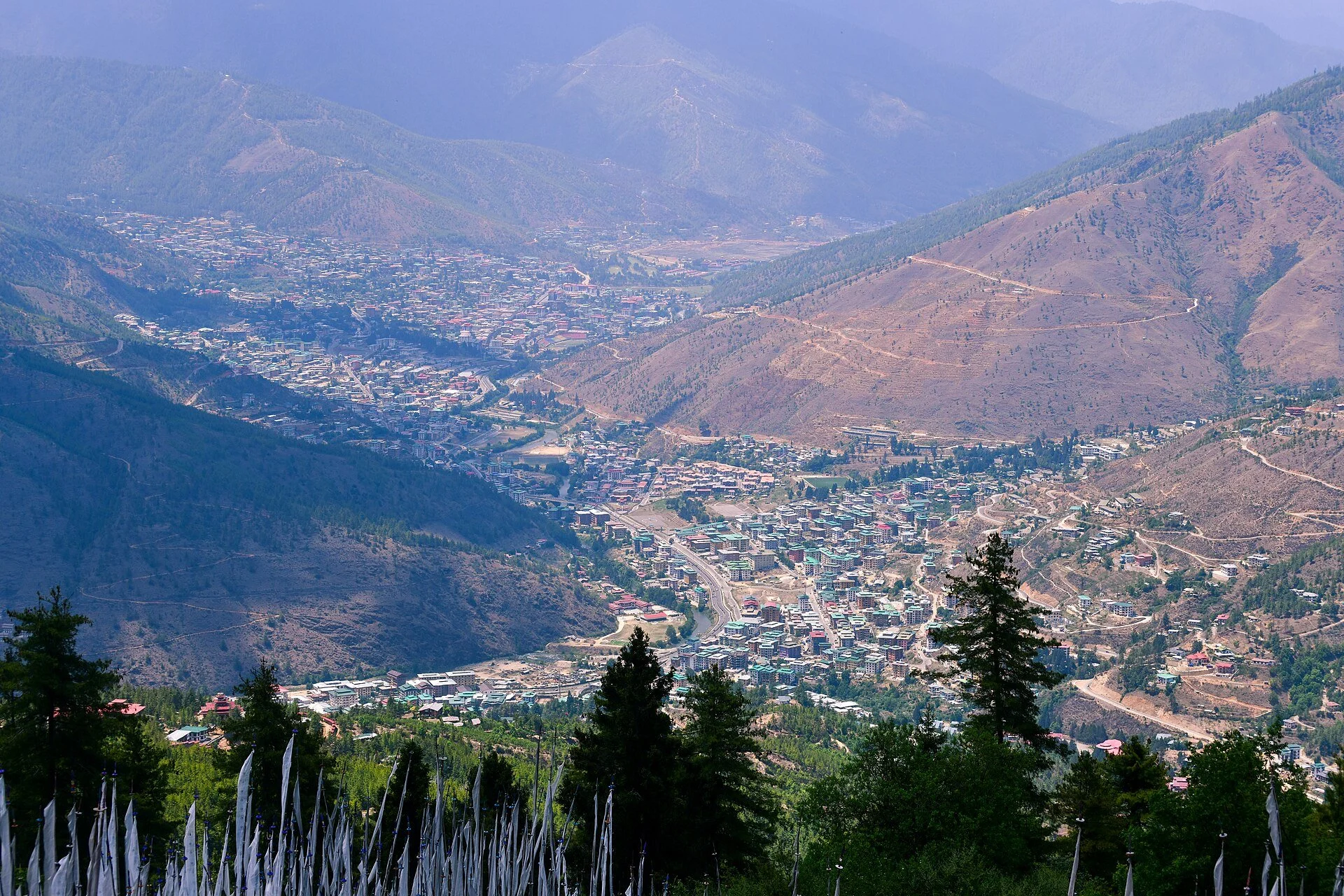 День 1 Тхімпху A_view_of_Thimphu_looking_N_from_Talakha_Gonpa_-1.jpeg