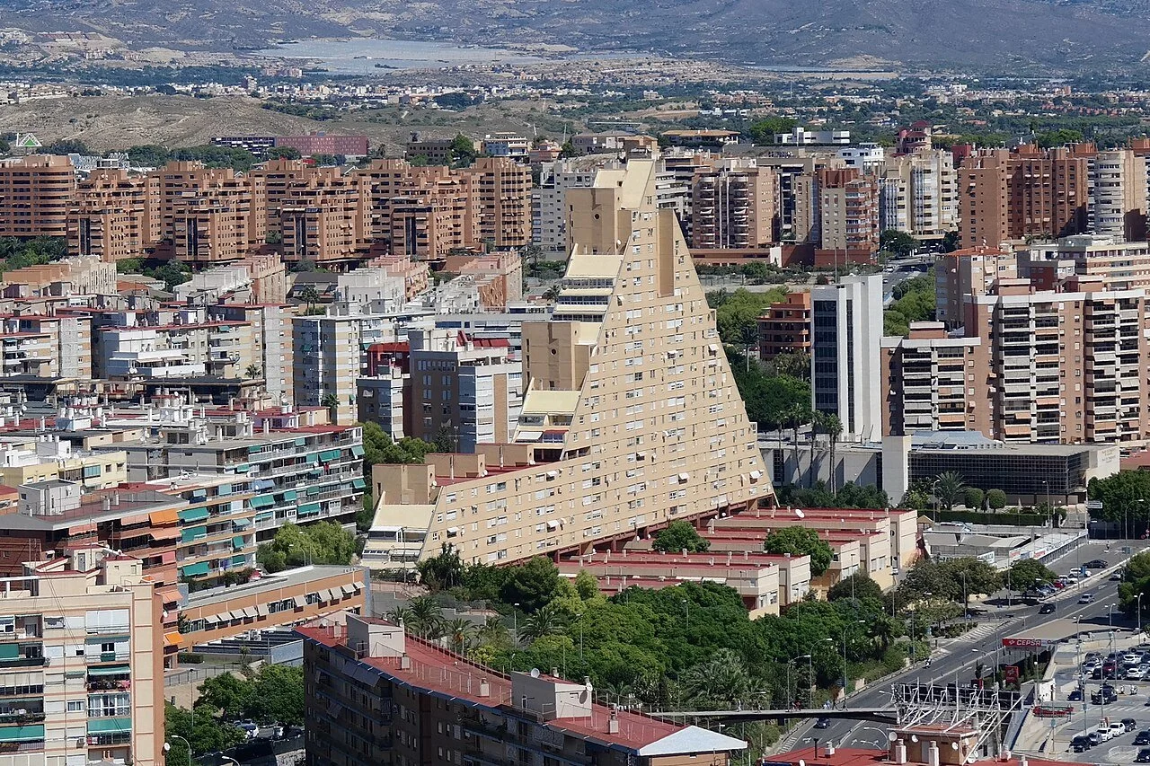 3-9 La_Pirámide_in_Alicante_2017.jpg