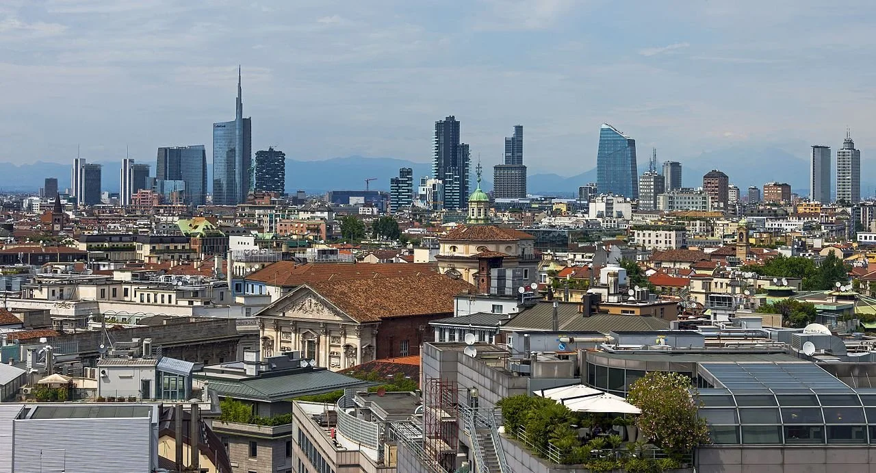 day1 1Full_Milan_skyline_from_Duomo_roof.jpg