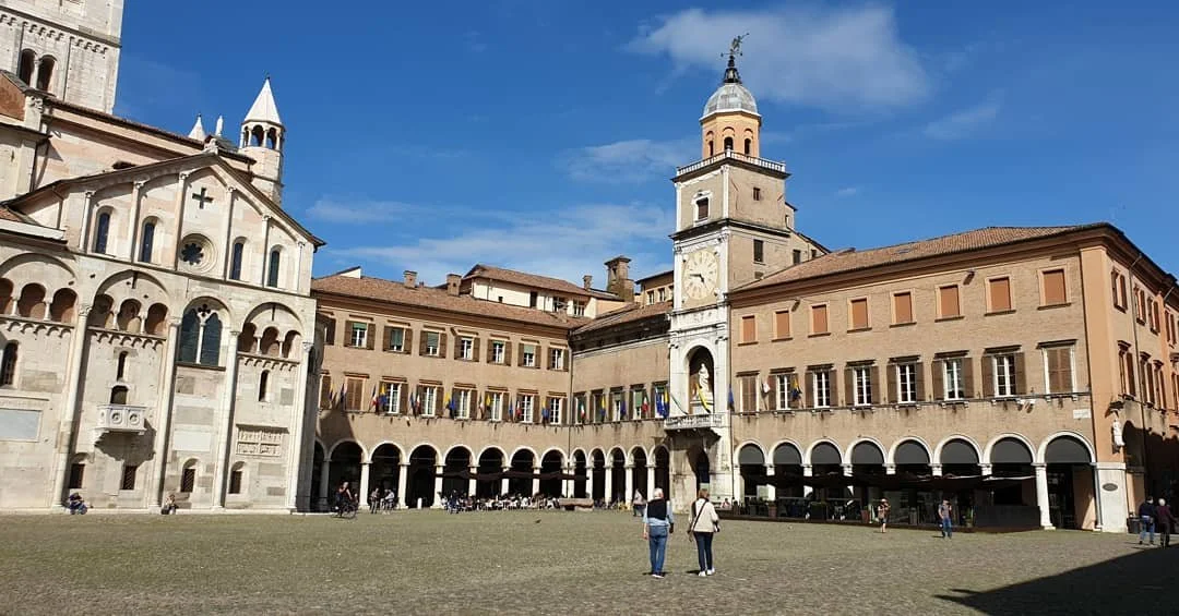 day 4 1 Piazza_Grande_a_Modena.jpg