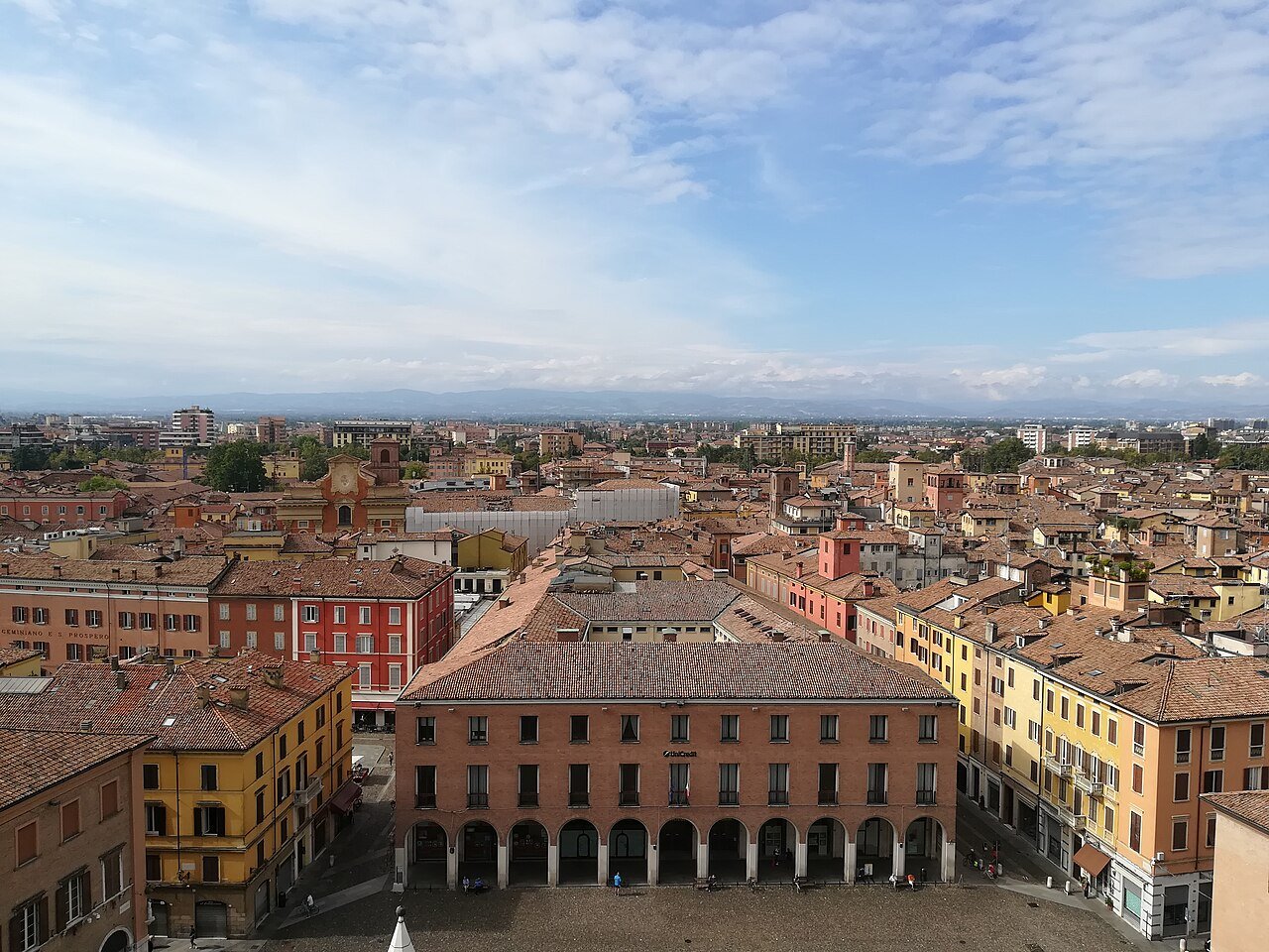 day 4 3 UNICREDIT_in_Piazza_Grande_(Modena).jpg