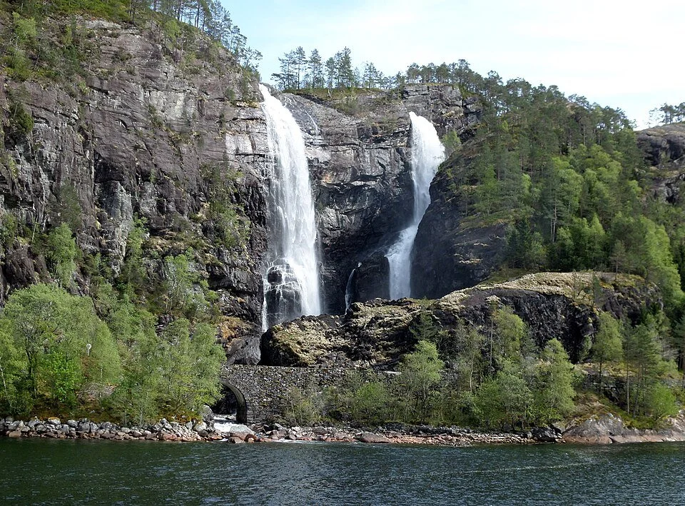 Heskjedalfossen,_Osterfjord,_Norway.jpg