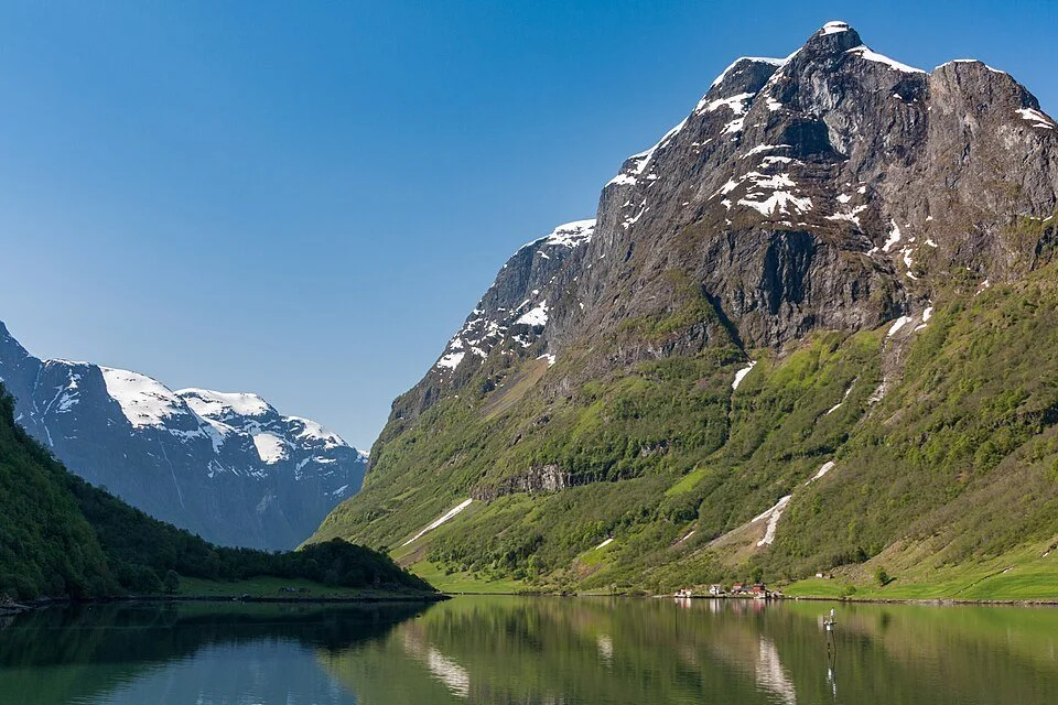 Nærøyfjord_(23451106972).jpg