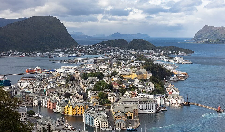 Vista_de_Ålesund_desde_Aksla,_Noruega,_2019-09-01,_DD_16.jpg