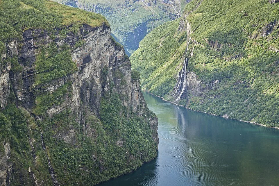 Geirangerfjorden_&_Dei_sju_systrene_from_Ørnesvingen,_Møre_og_Romsdal,_Norway_in_2013_June.jpg