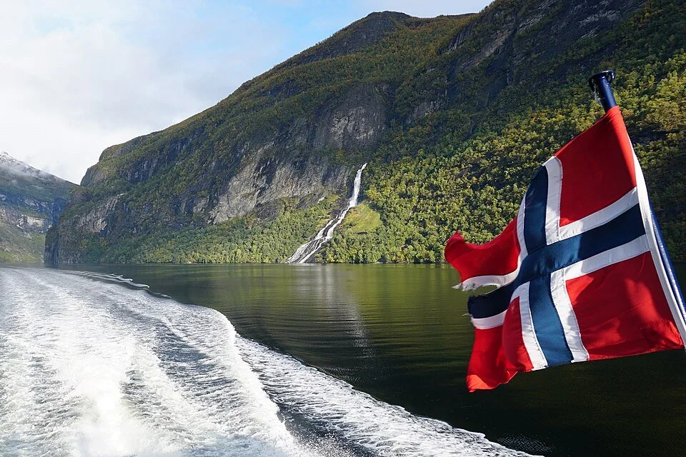 The_Suitor_fall_Geiranjer_fjord_10_2018_3396.jpg