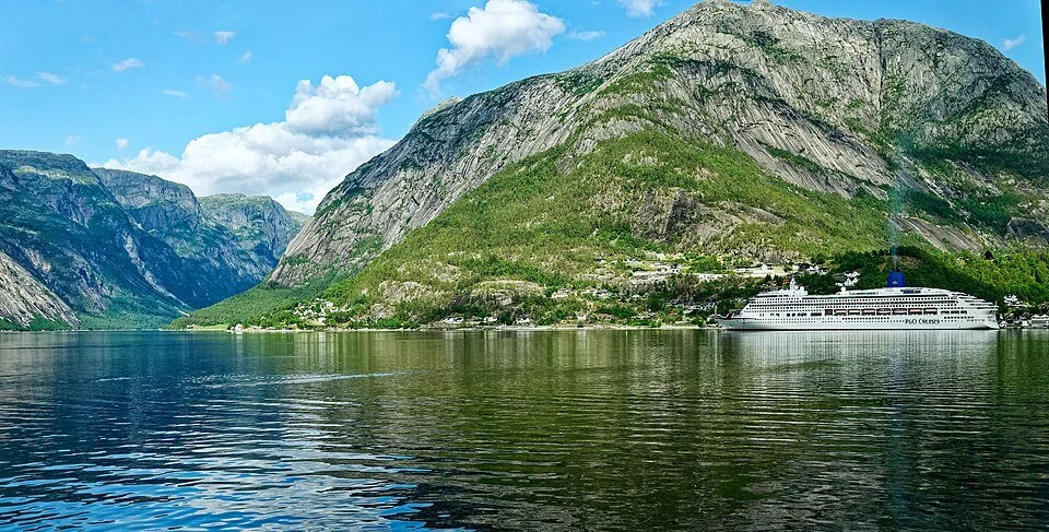 190_Kilometer_lang_und_bis_zu_893_tief_ist_der_Hardangerfjord._02.jpg