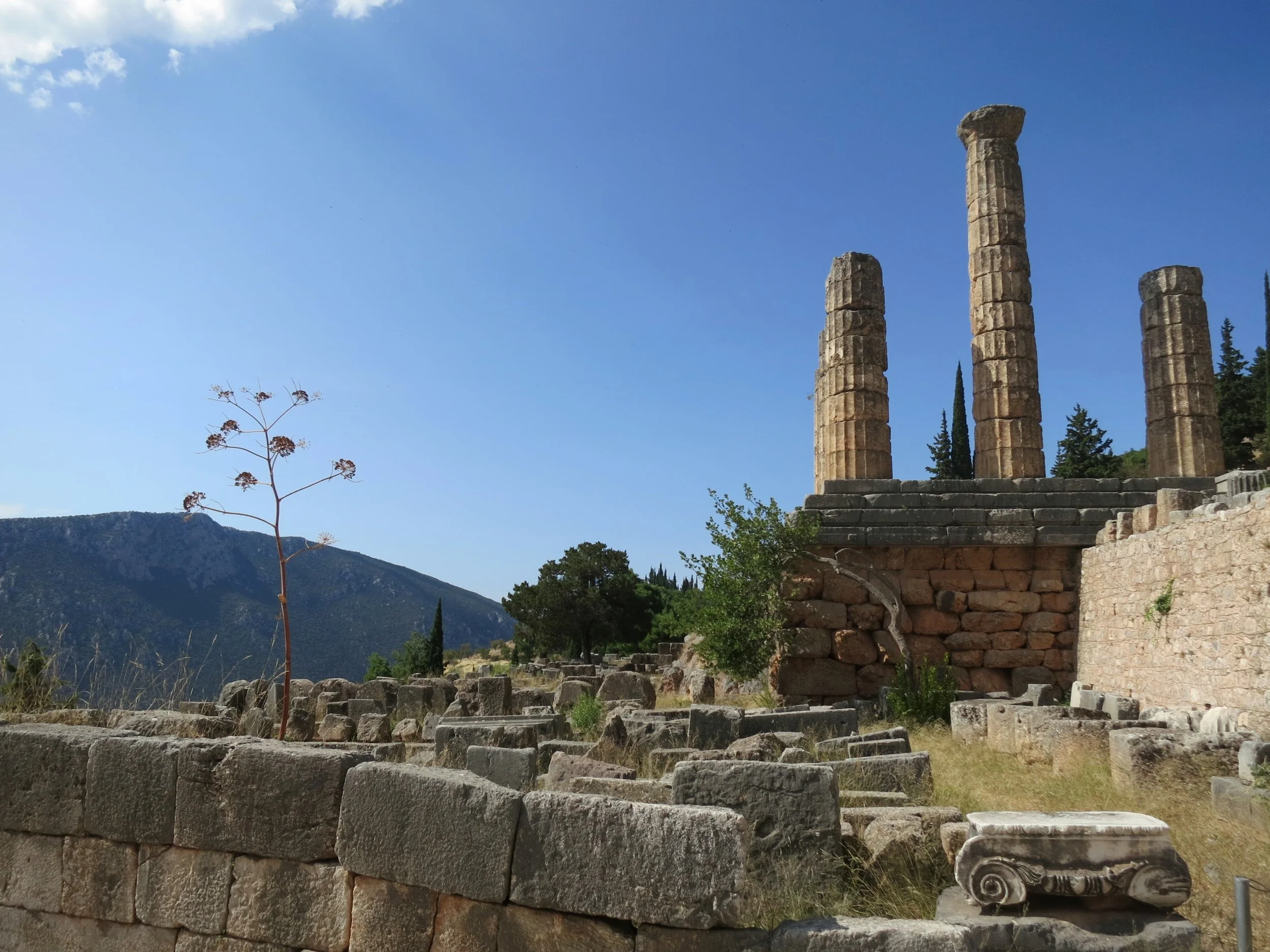 Temple_of_Apollo,_Delphi,_20M8125.jpg
