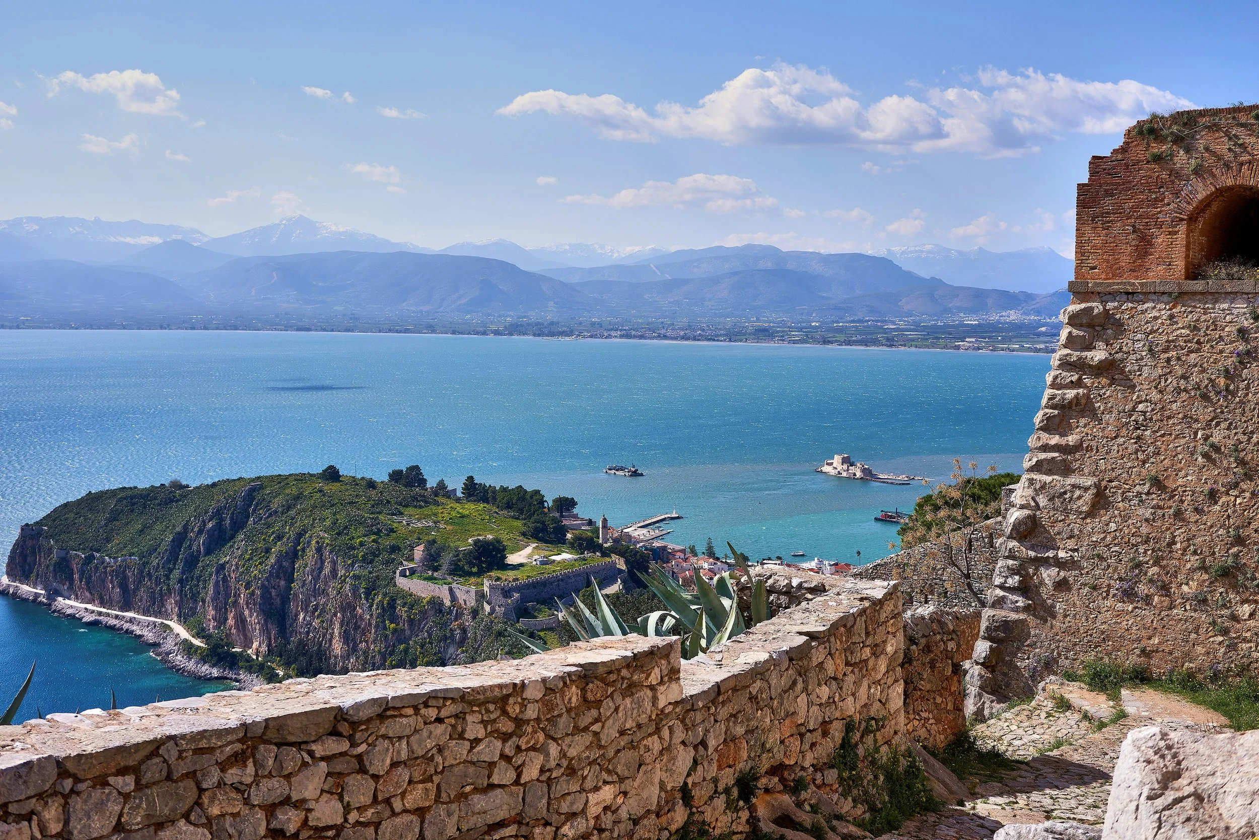 Τhe_castles_of_Akronafplia_and_Bourtzi_from_the_Castle_of_Palamidi_on_30_March_2019.jpg