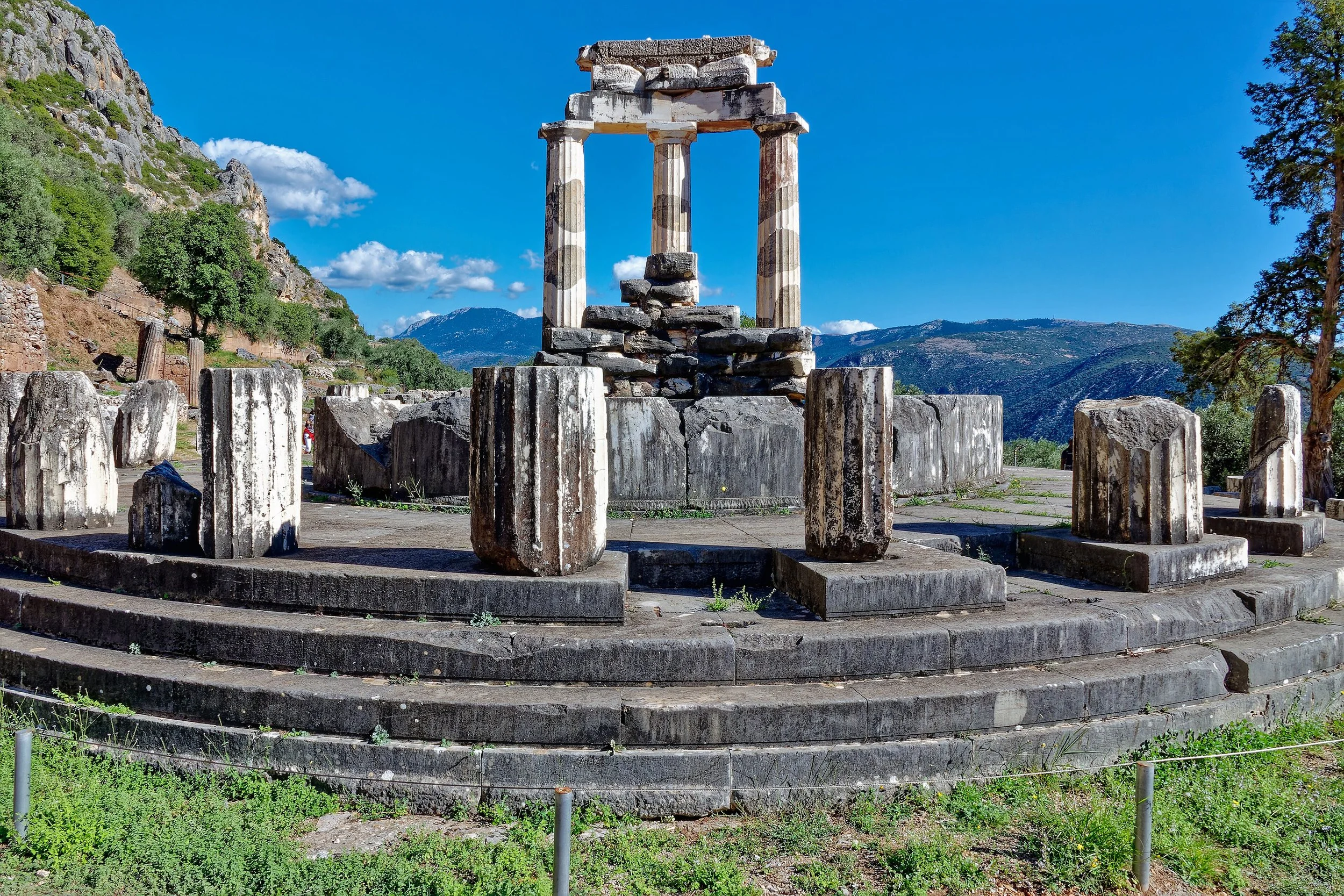 _Als_Mittelpunkt_der_Welt__sahen_die_Menschen_in_der_Antike_Delphi._14.jpg