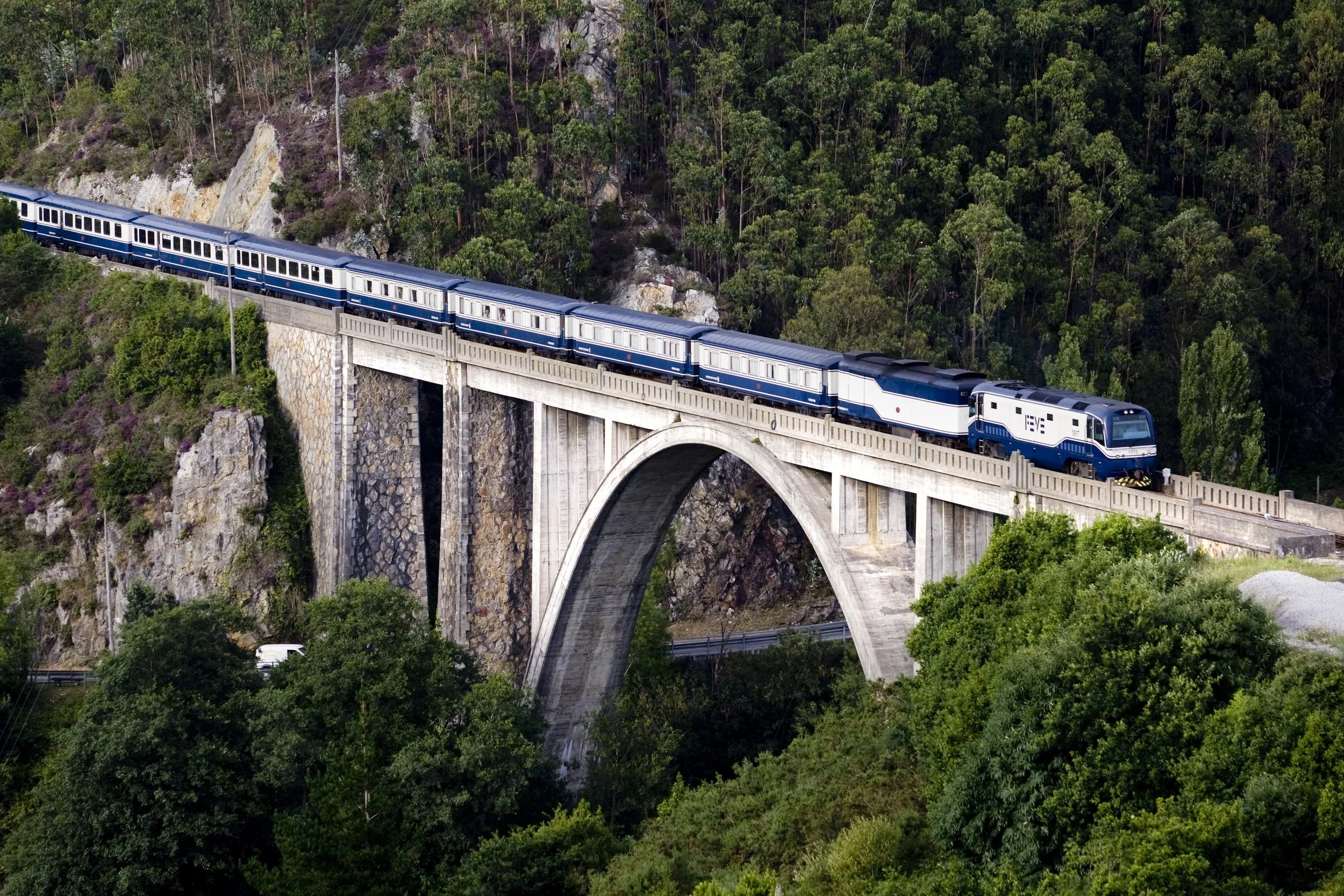El_Transcantábrico_-_Viaducto_de_Luarca.jpg