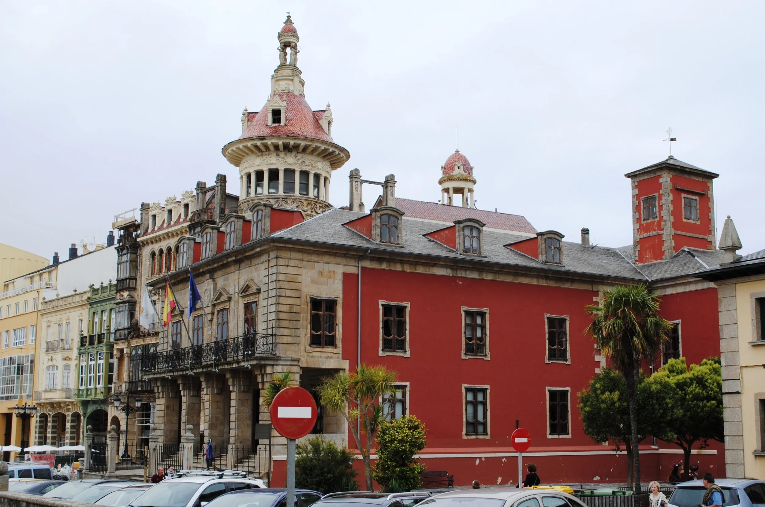 Ribadeo,_Casa_do_Concello_e_Torre_dos_Moreno.jpg