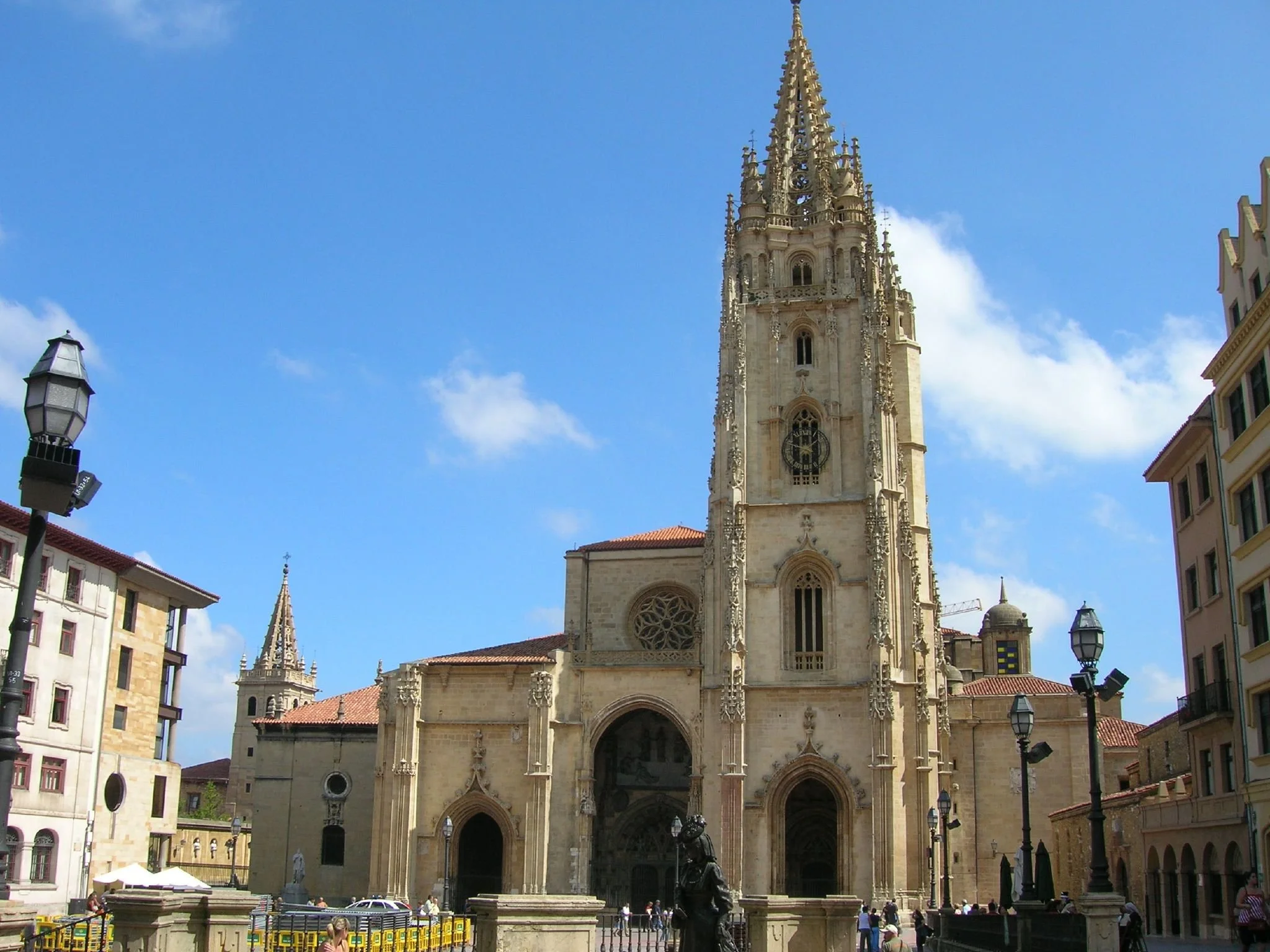 Catedral_de_San_Salvador_de_Oviedo_(1422897668).jpg