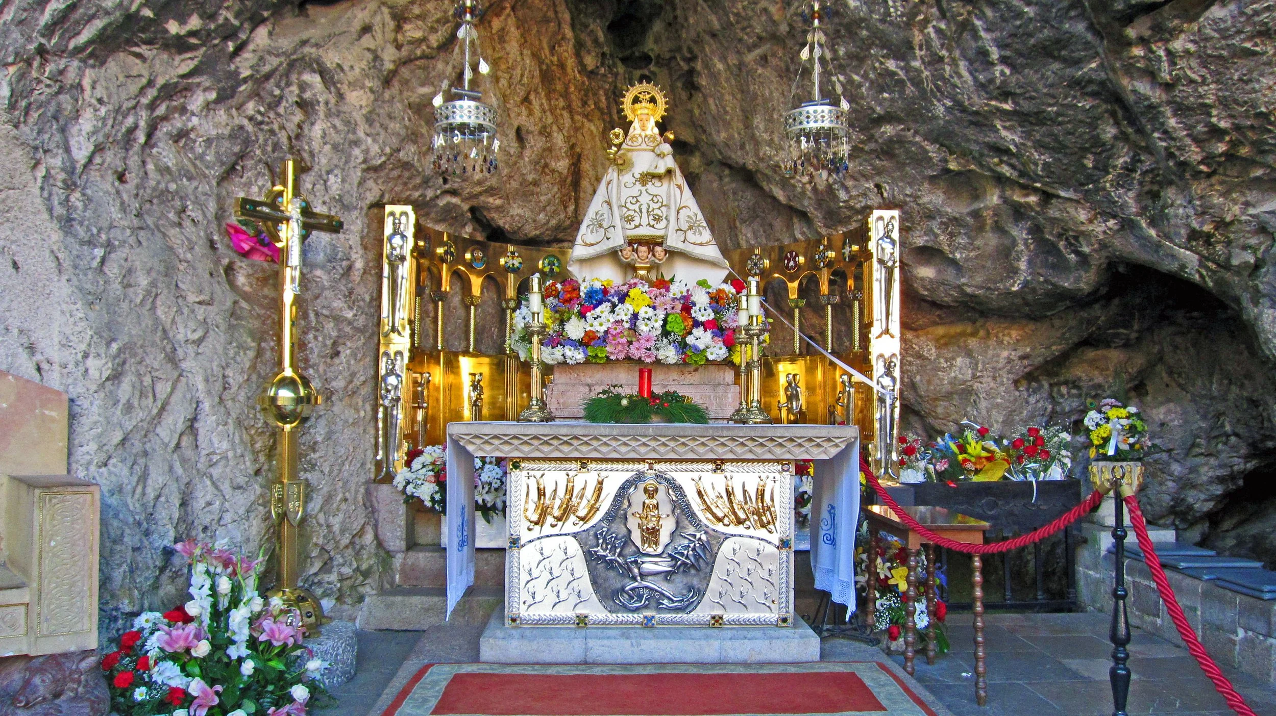 Virgen_de_Covadonga_in_de_grot.jpg