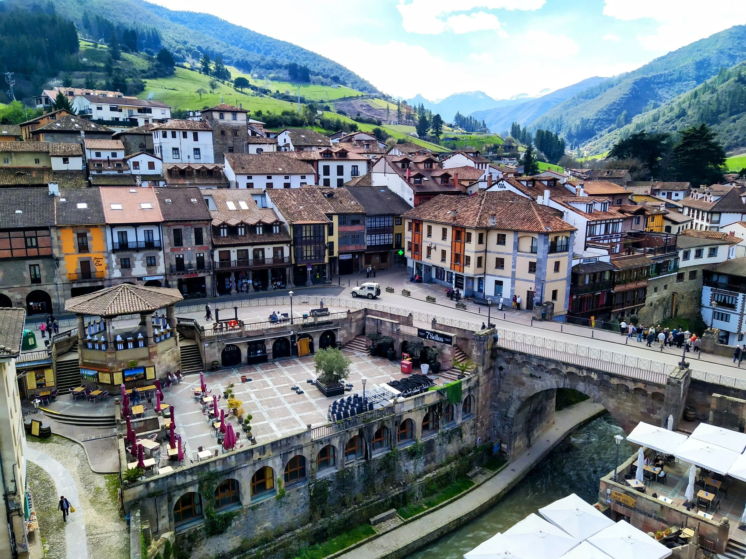 Potes,_la_plaza.jpg