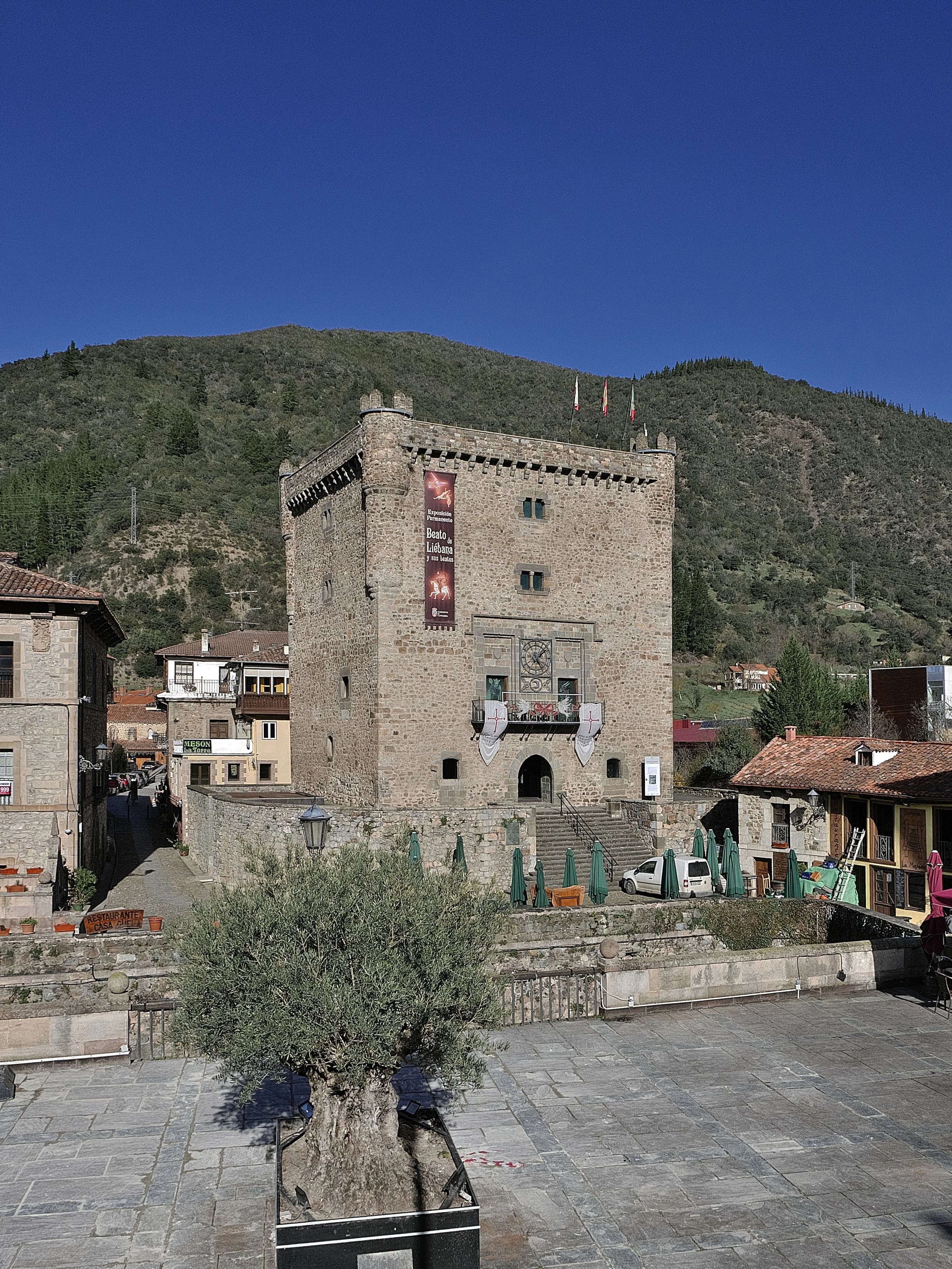 Torre_del_Homenaje_(Potes).jpg