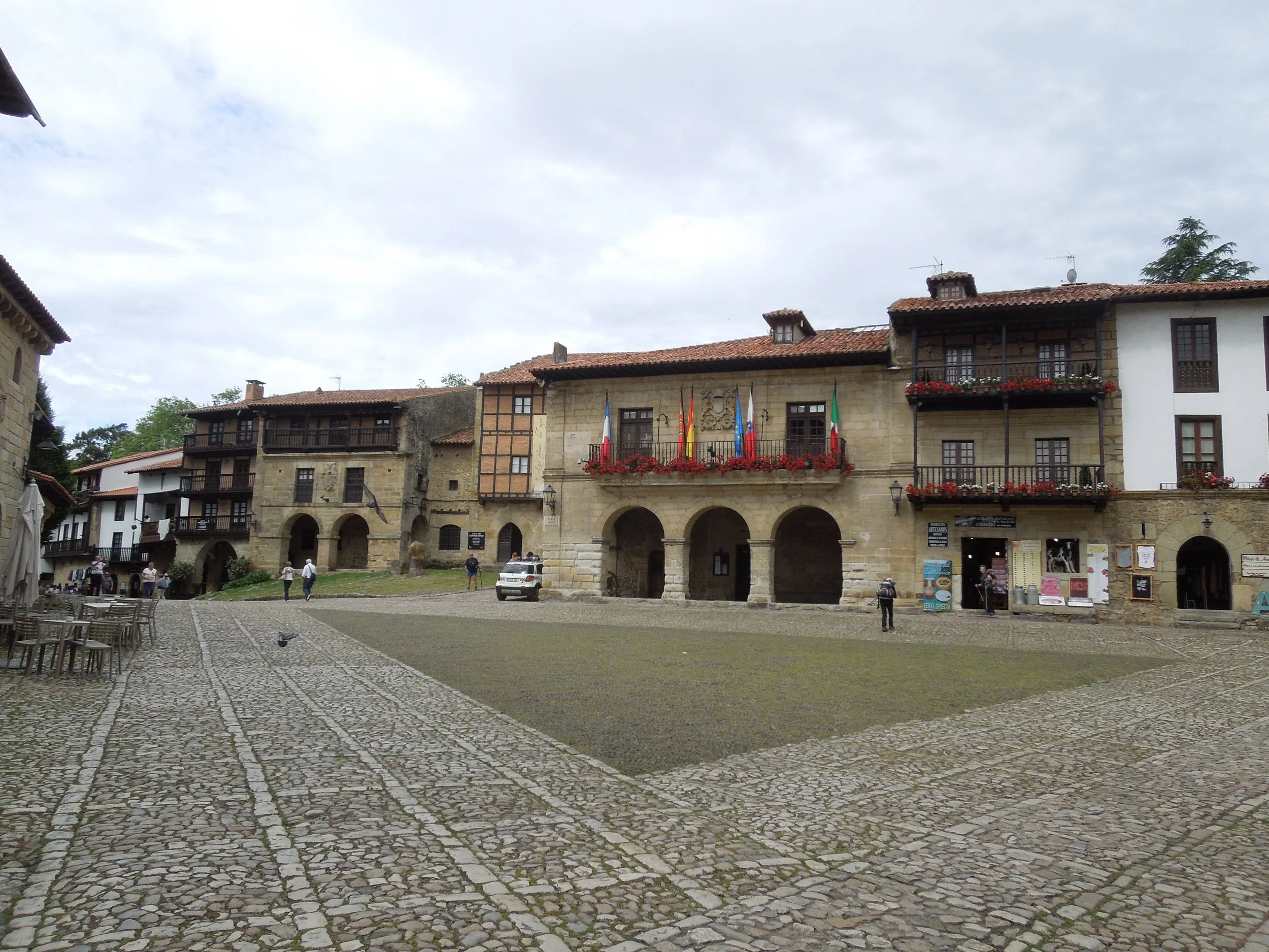 Plaza_Mayor,_Santillana_del_Mar.jpg