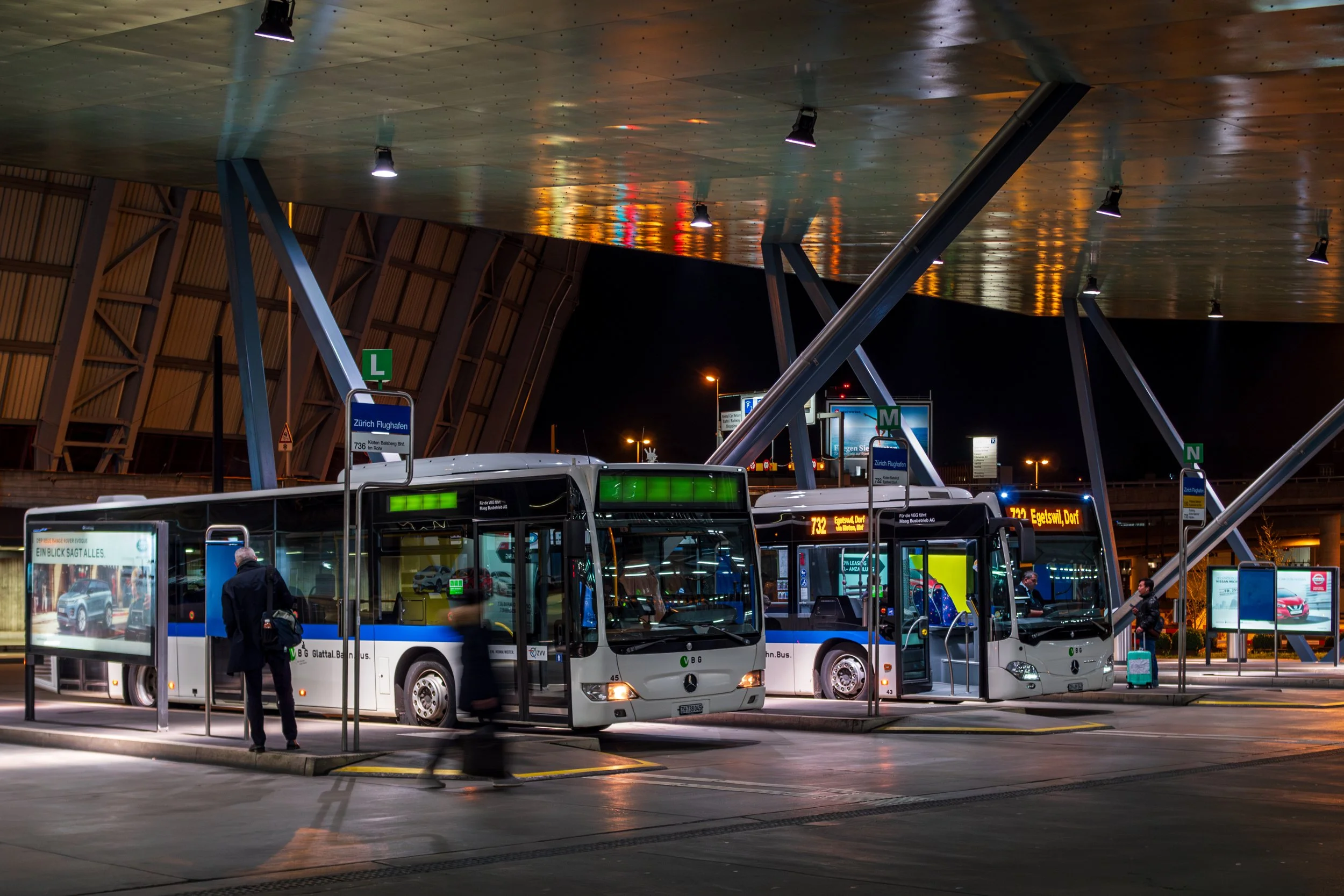 Bus_station_at_Zurich_airport_(2019).jpg