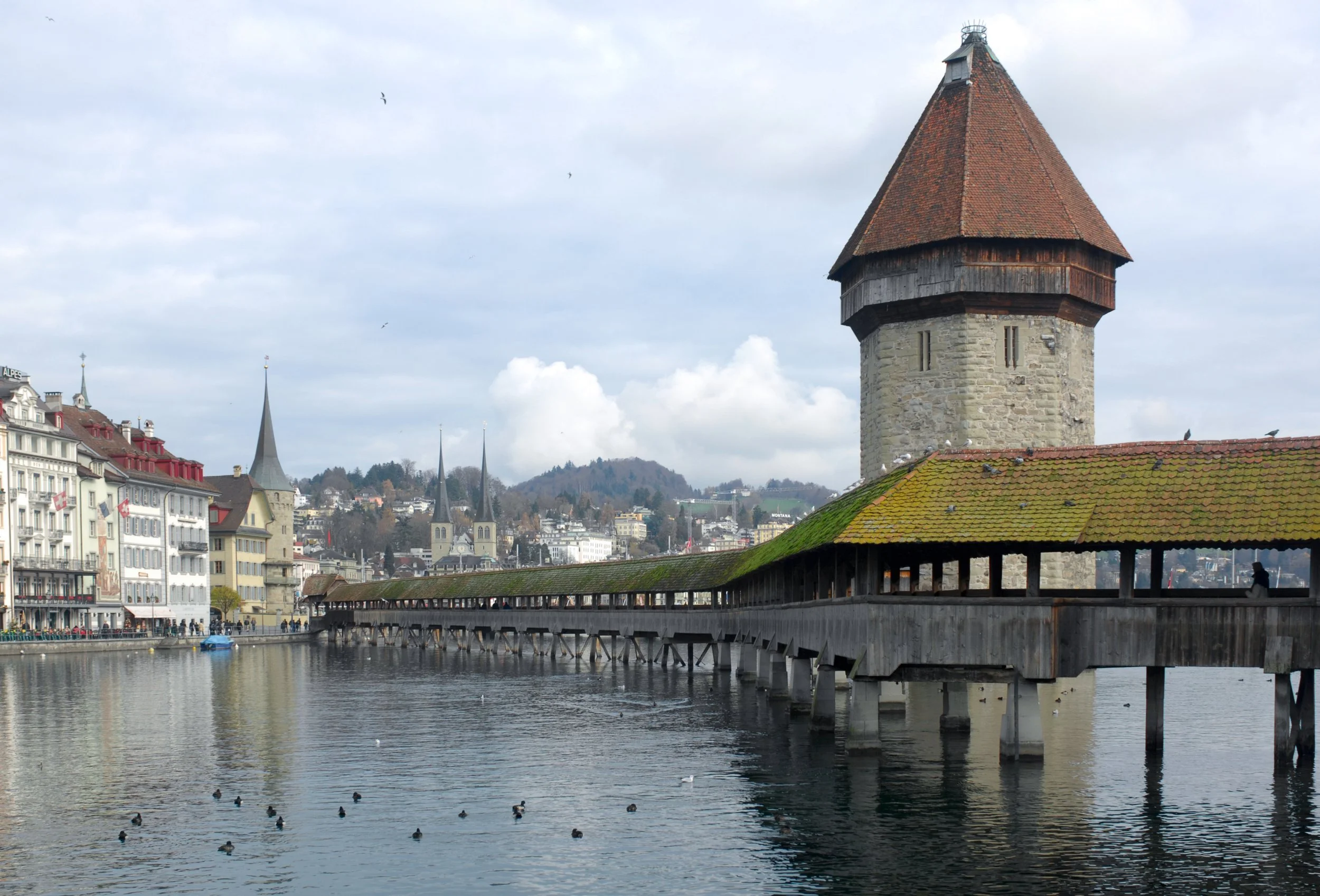 Chapel_Bridge_(Kapellbrücke),_Lucerne,_Switzerland_02.jpg
