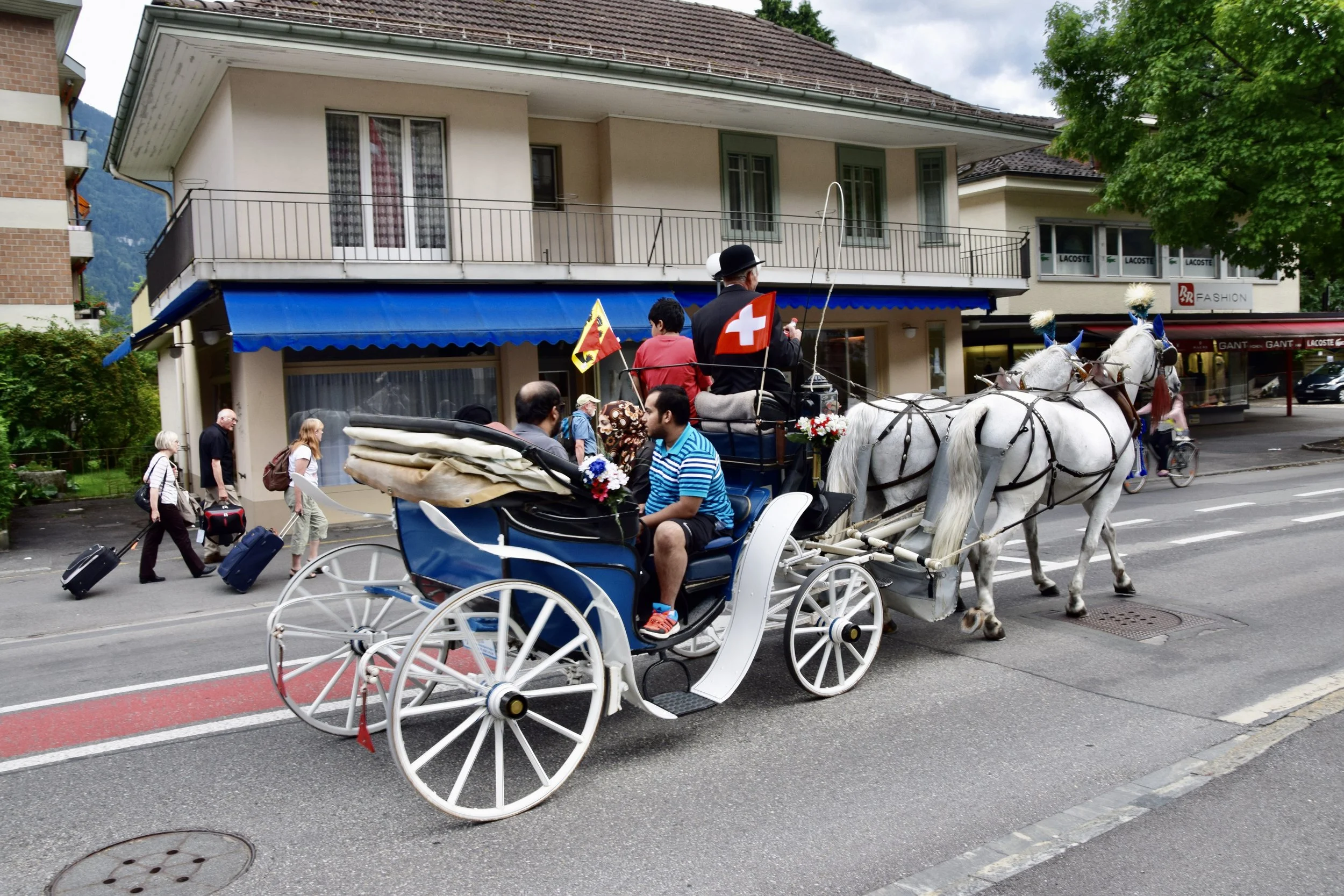 Horse_Drawn_Carriages_in_Interlaken_01.jpg