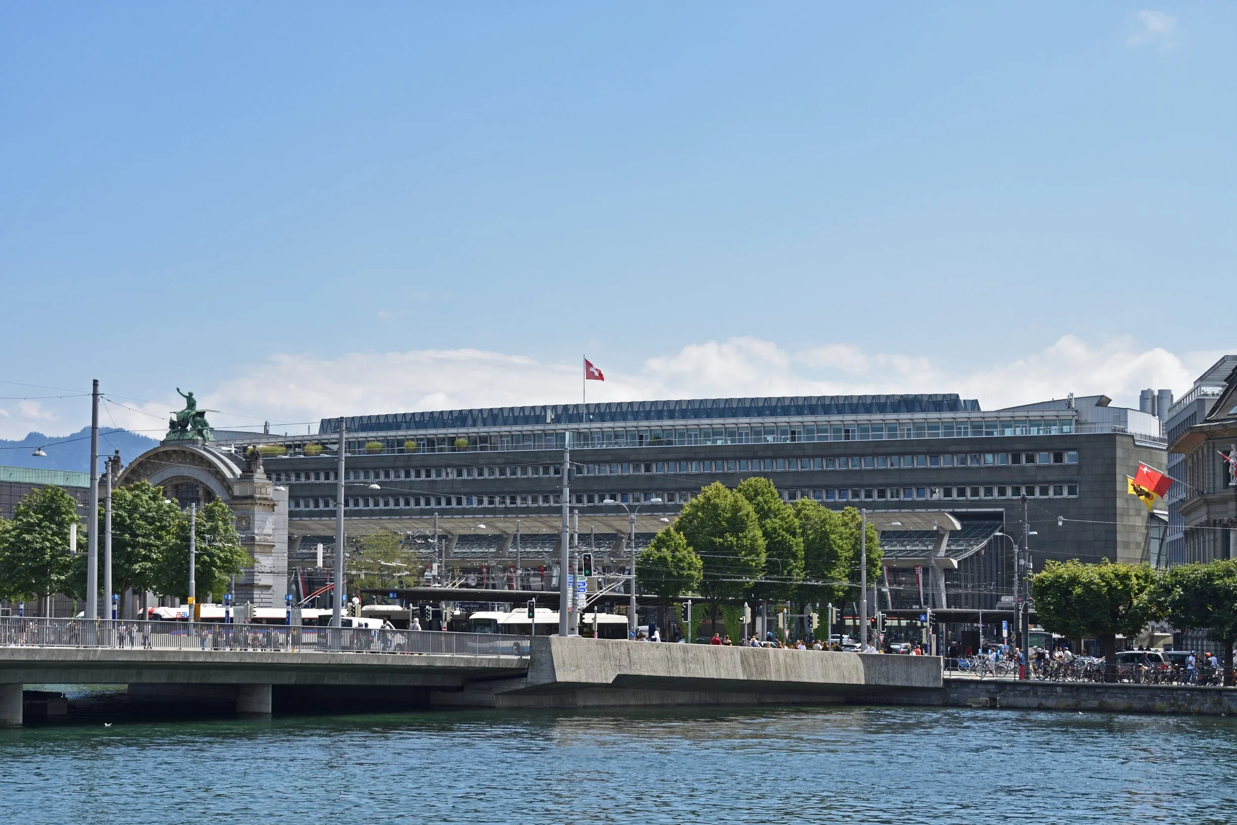 Lucerne_station_building.jpg