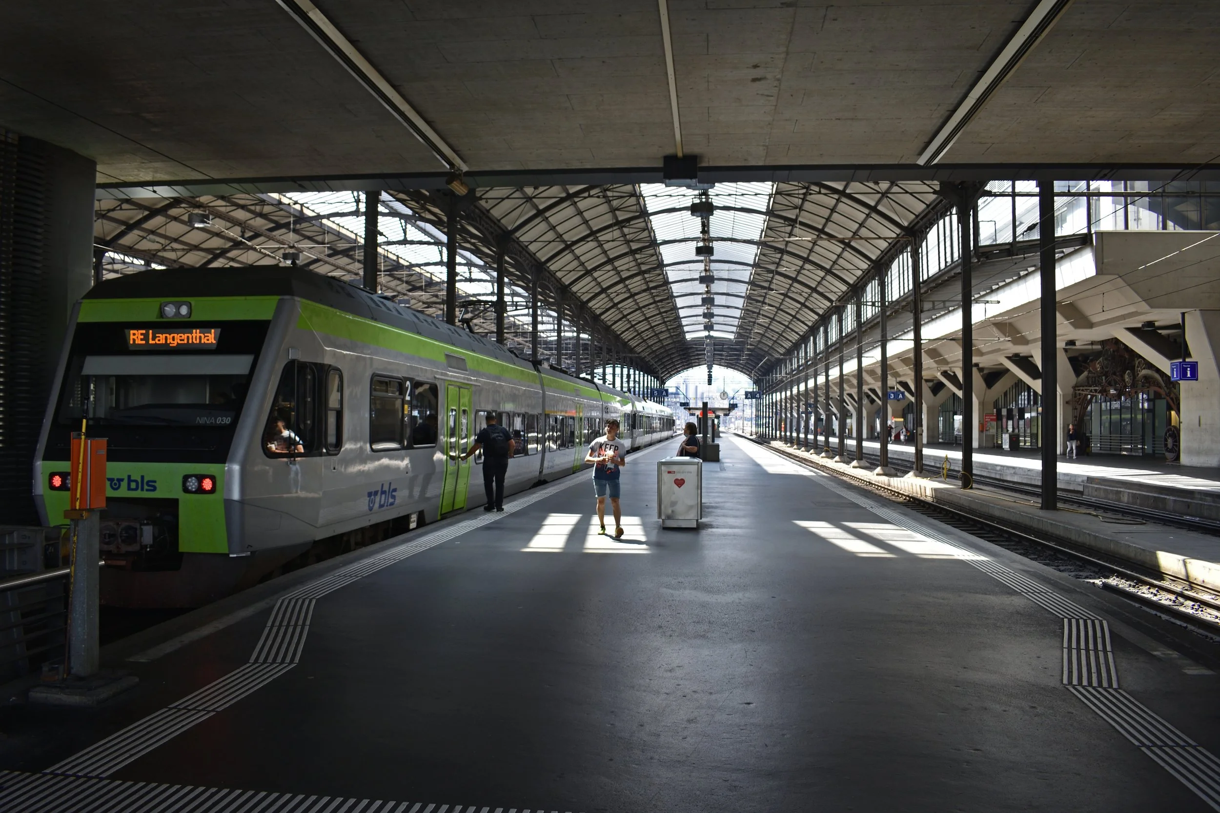 Lucerne_station_platforms.jpg
