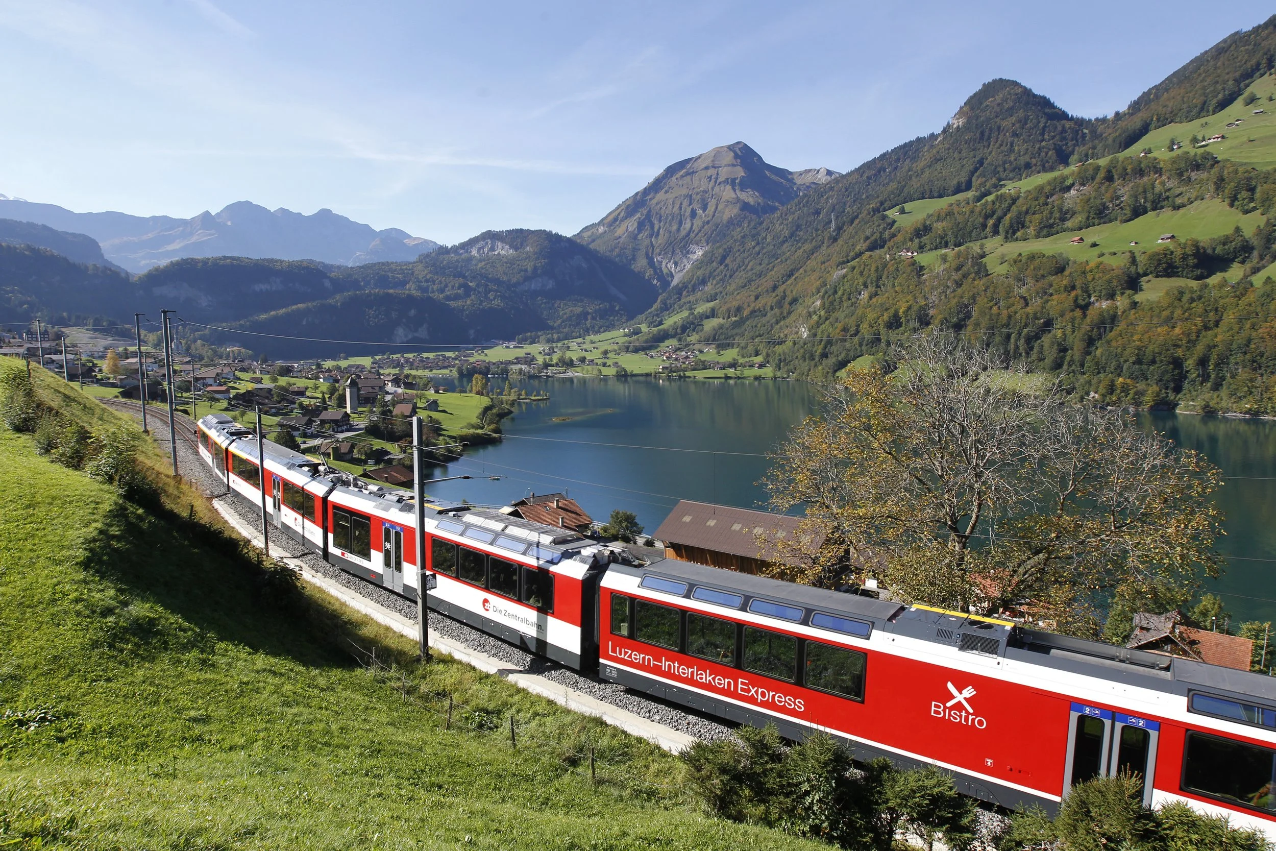 Luzern-Interlaken_Express_am_Lungerersee.jpeg