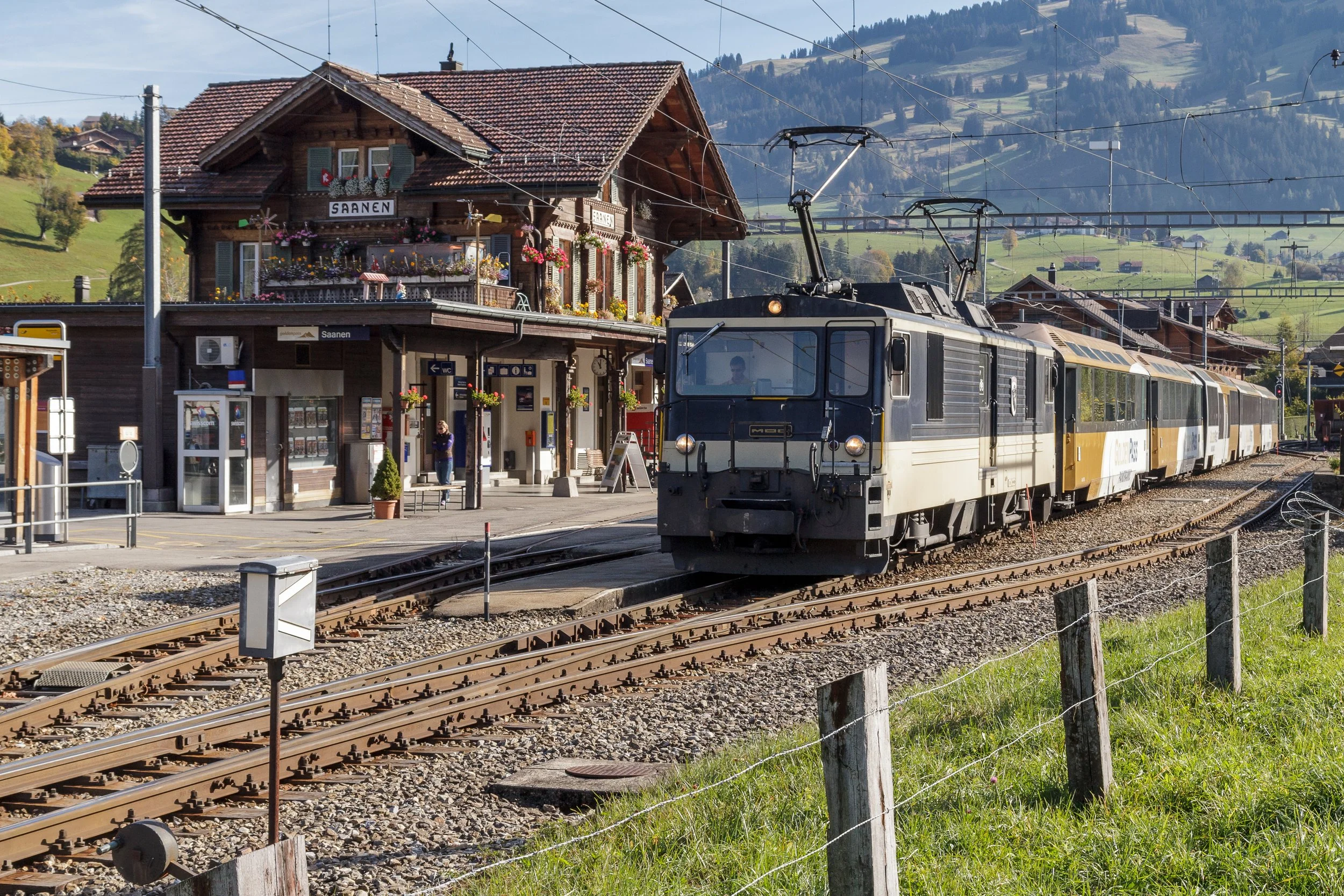 Bahnhof_Saanen_mit_dem_Golden_Pass_Panoramic-20111016.jpg