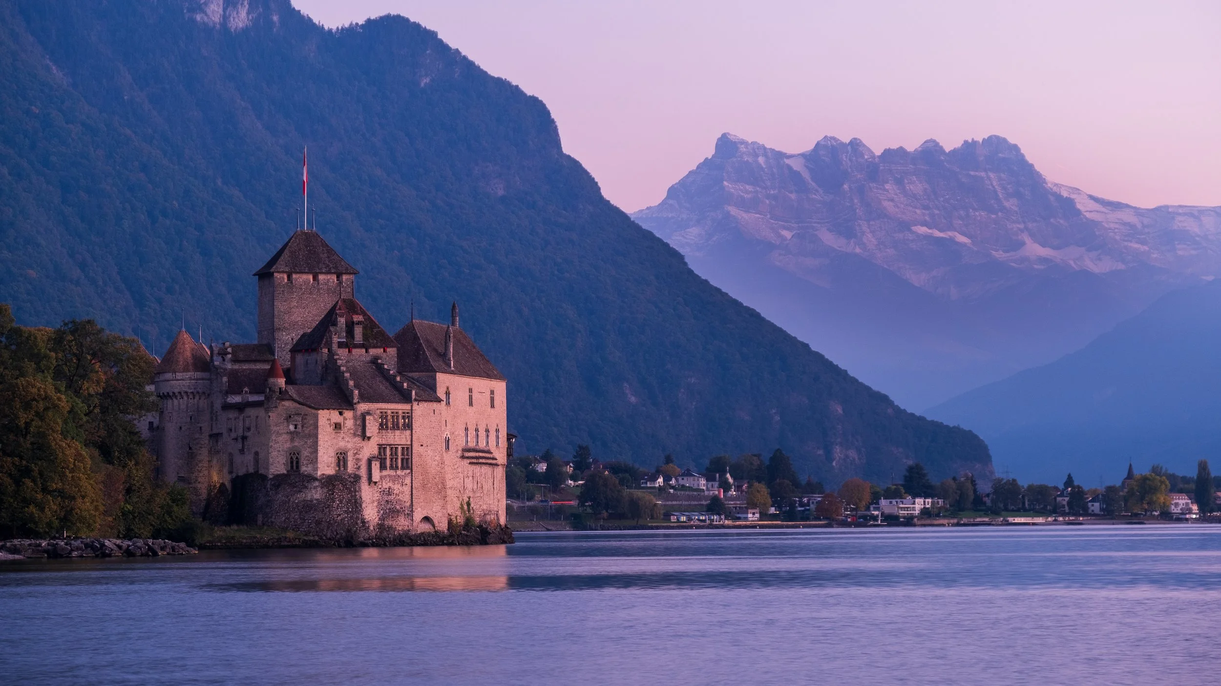 Château_de_Chillon_depuis_le_nord-_Heure_rose.jpg