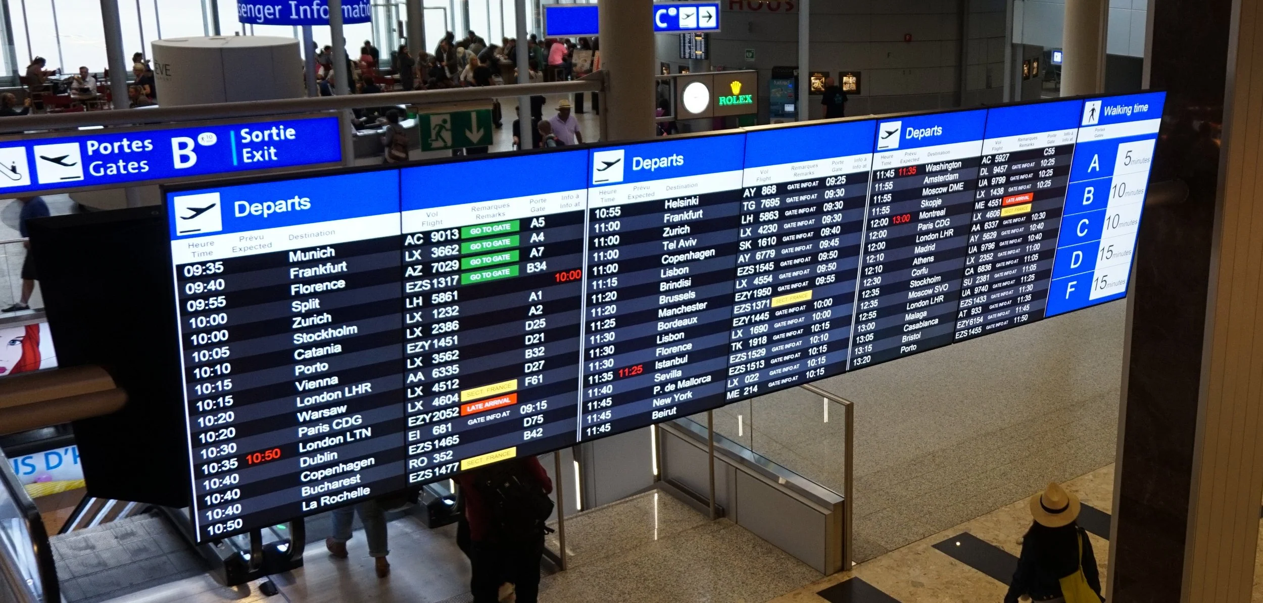 Departure_board_at_Geneva_Airport.jpg