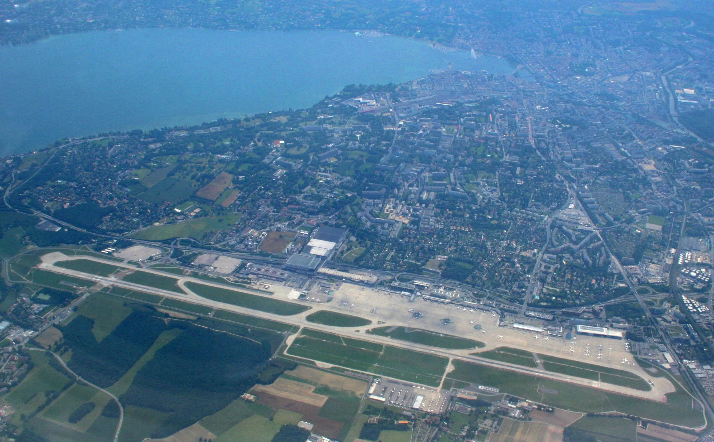 Geneva_airport_from_air.jpg